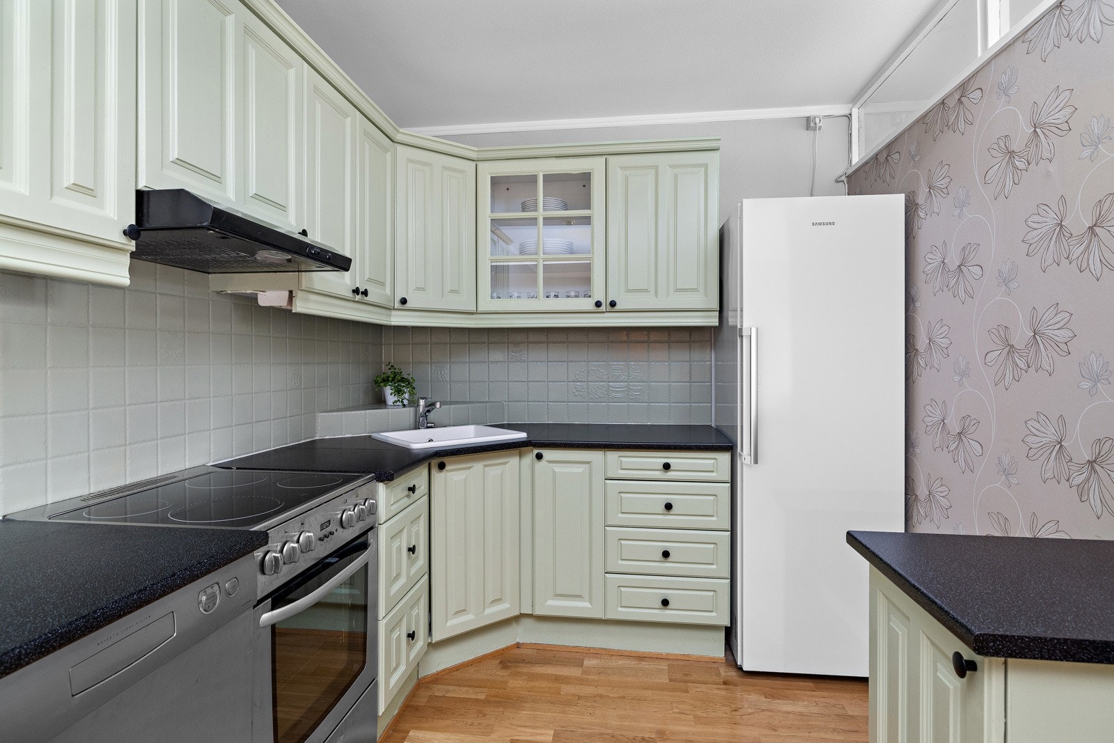 Kjøkkenet har profilert innredning med malte fronter og laminat benkeplate. Galleribilde