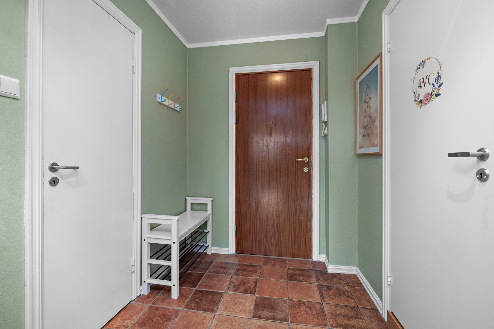 Flislagt entré med brann- og lyfklassifisert ytterdør. Galleribilde