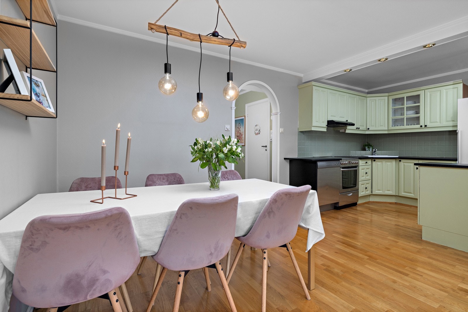 Spisestue i tilknytning til kjøkken Galleribilde