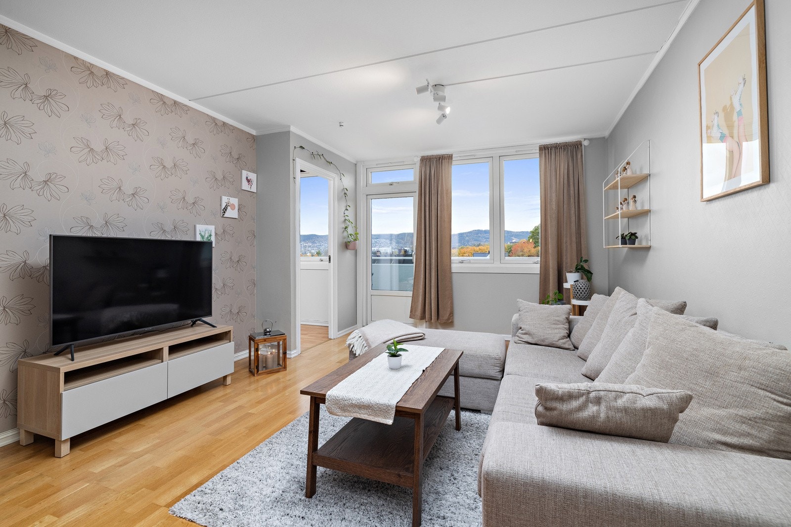 Allrommet har parkettgulv, malt tak og malte og tapetserte vegger. Galleribilde