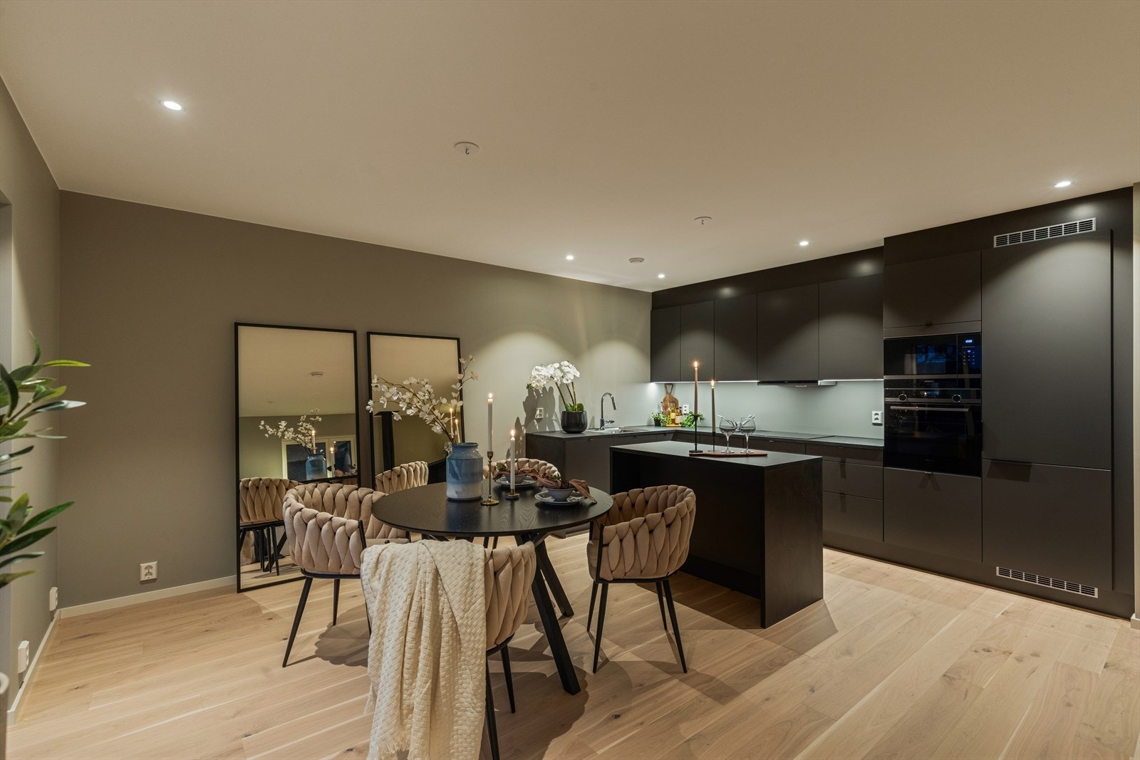 Nyt kvelden med god stemning og flott utsikt. Galleribilde