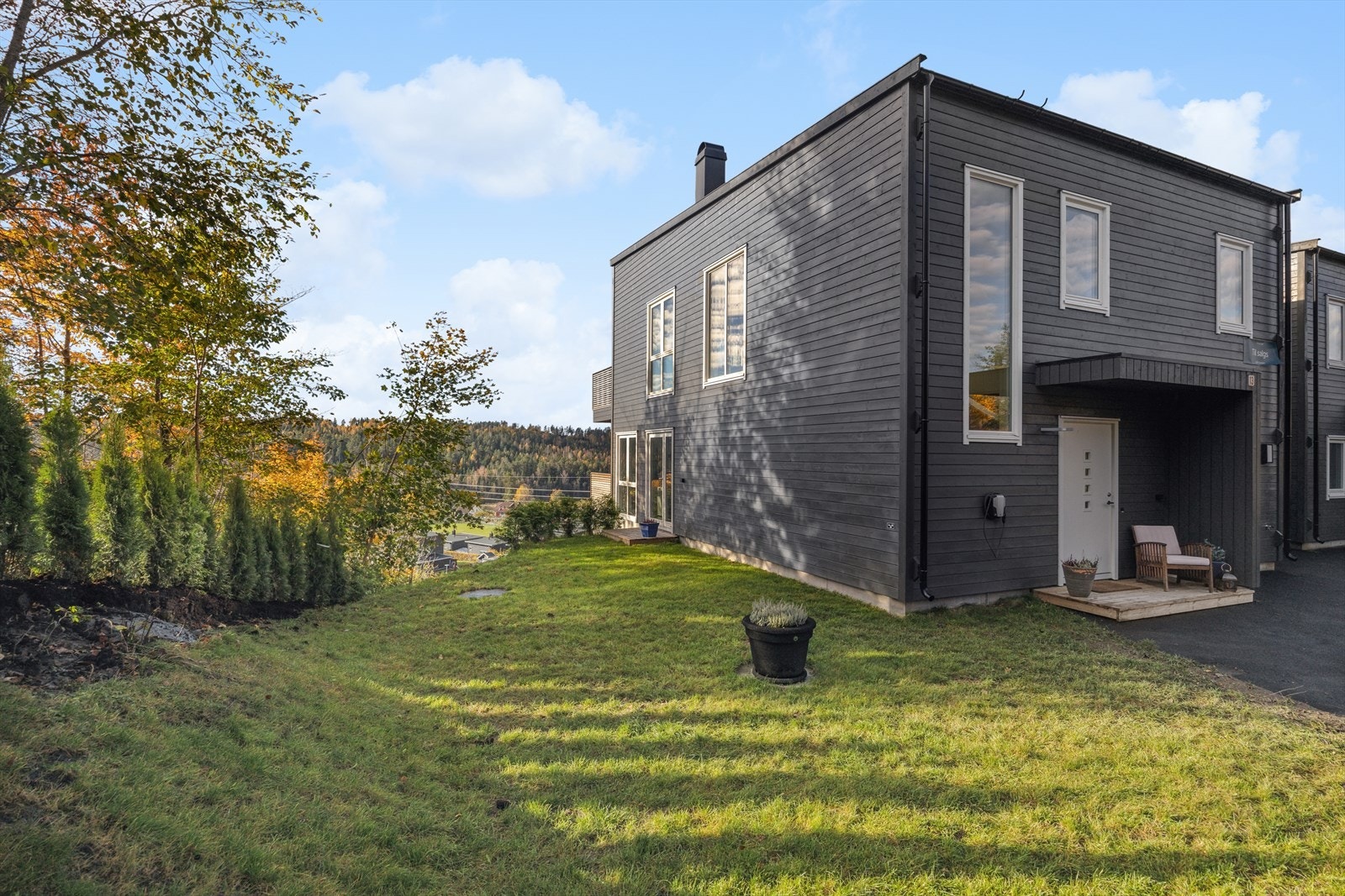 Flott hage med god plass til trampoline eller lekeapparater. Galleribilde