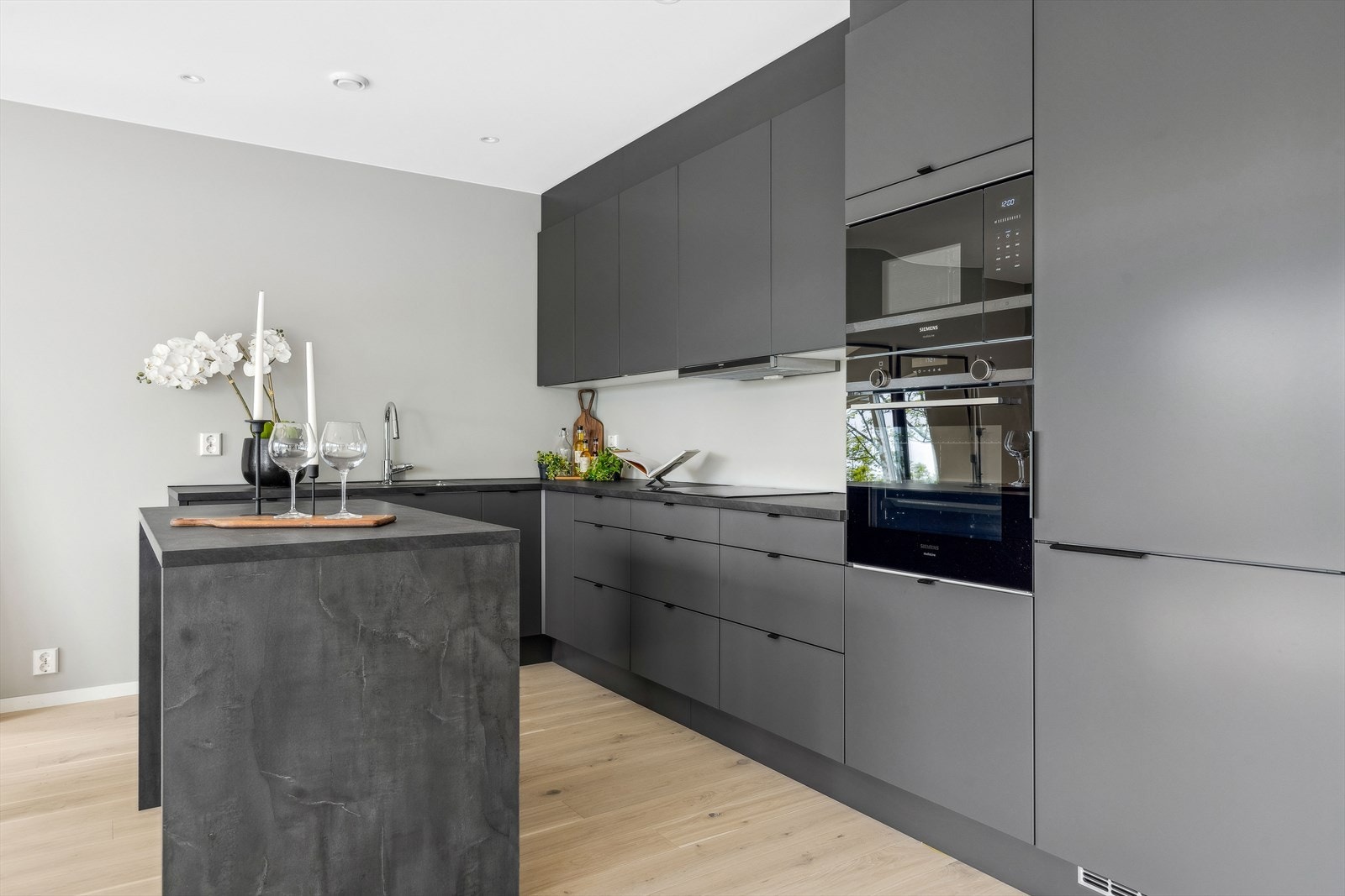 Dette er et godt utbygget kjøkken som dekker behovet for både oppbevaringsplass og benkeplass. Galleribilde