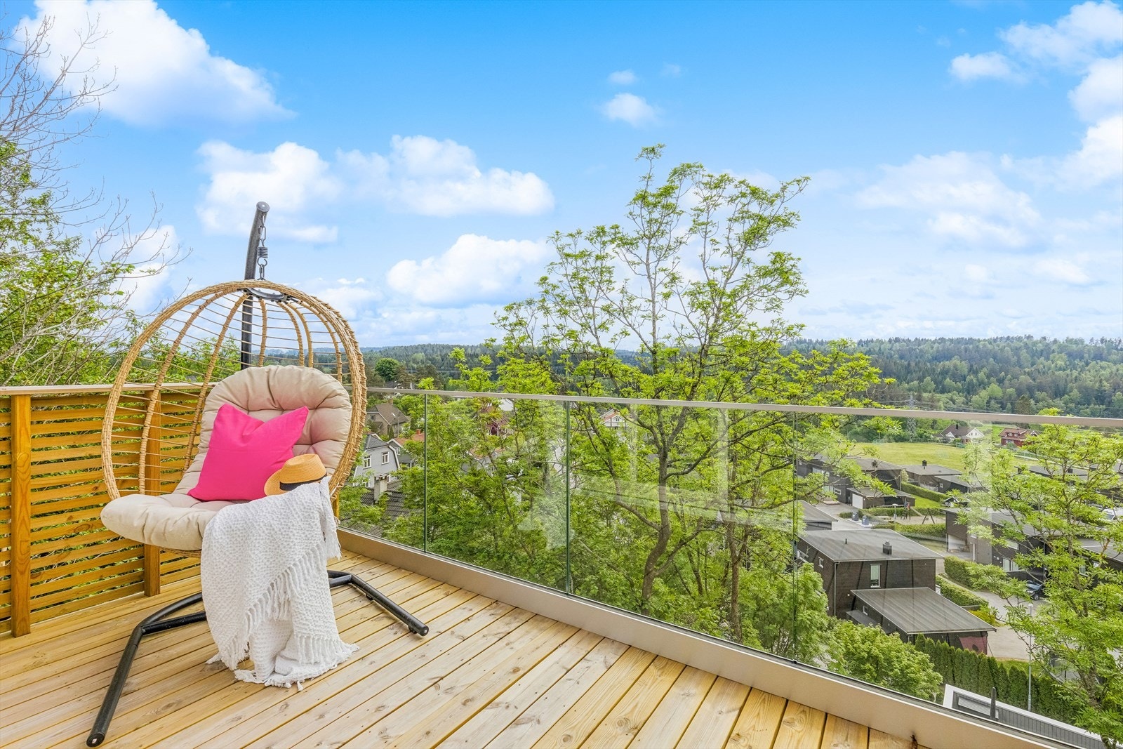 Sydvestvendt balkong med adkomst fra stue i 2. etasje på 8 m². Galleribilde