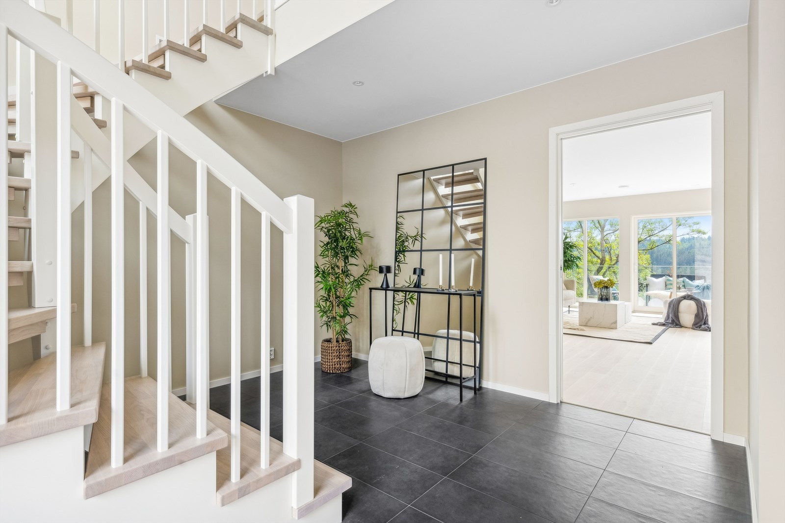 Vi ønsker velkommen inn i en stor entré/hall, med mulighet for skyvedørsgarderobe. Allerede her får du et fint førsteinntrykk av boligens videre standard. Galleribilde