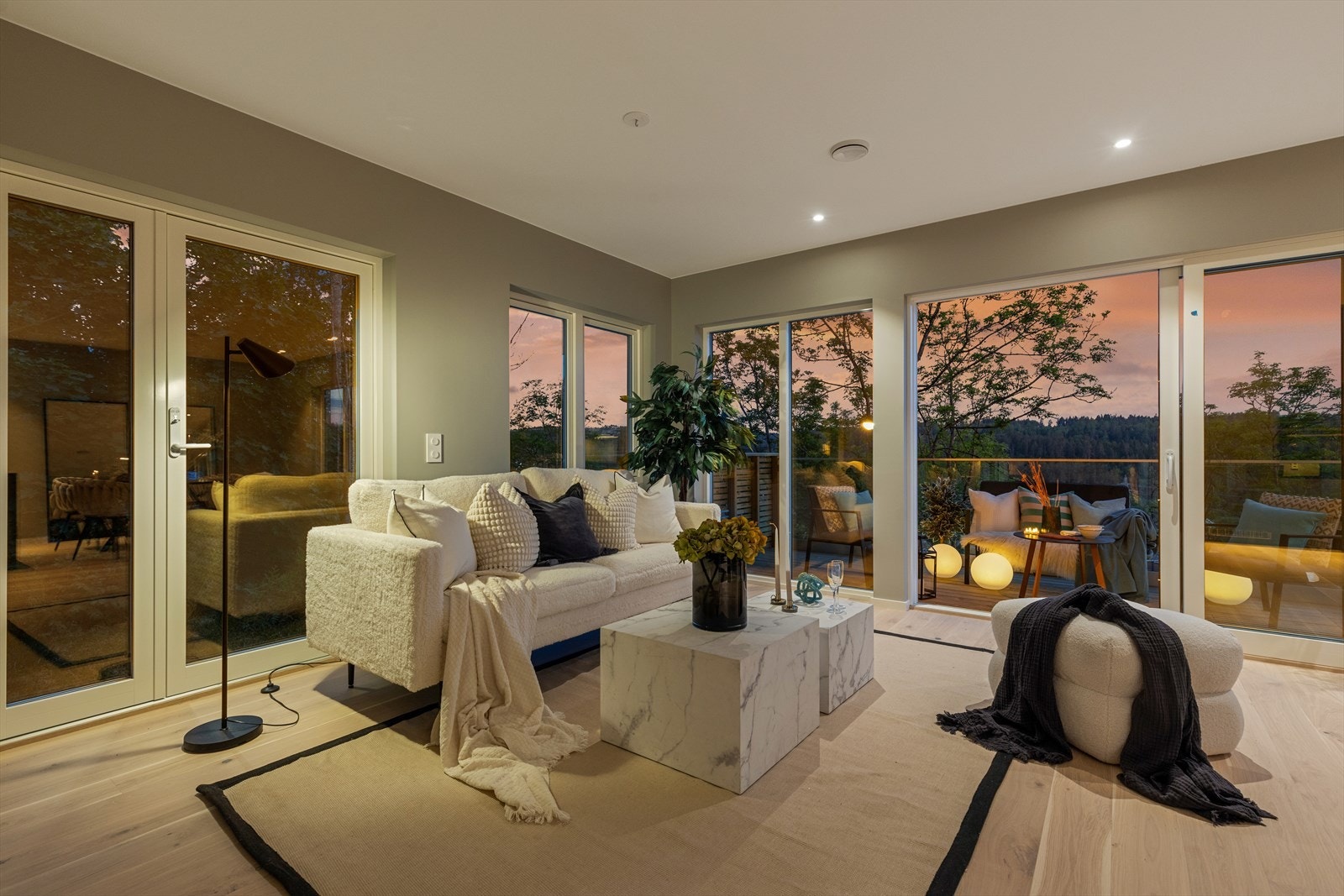 På gulvet er det en lekker 1-stavs parkett som gir lunhet til rommet, og veggene er malt i en tidsriktig farge. Galleribilde