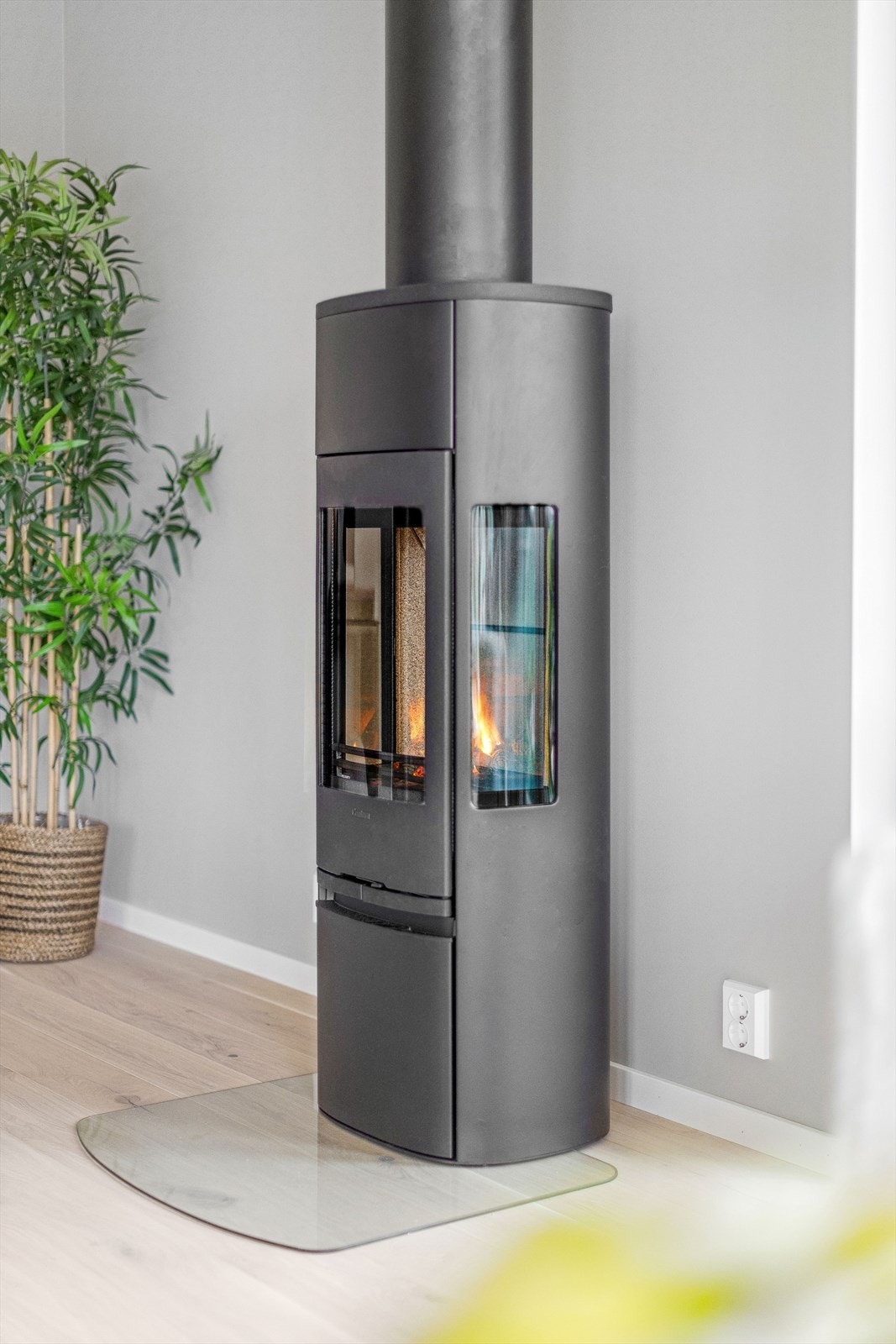 I stuen er det vedfyring, noe som sørger for både varme og hygge om vinteren. Galleribilde