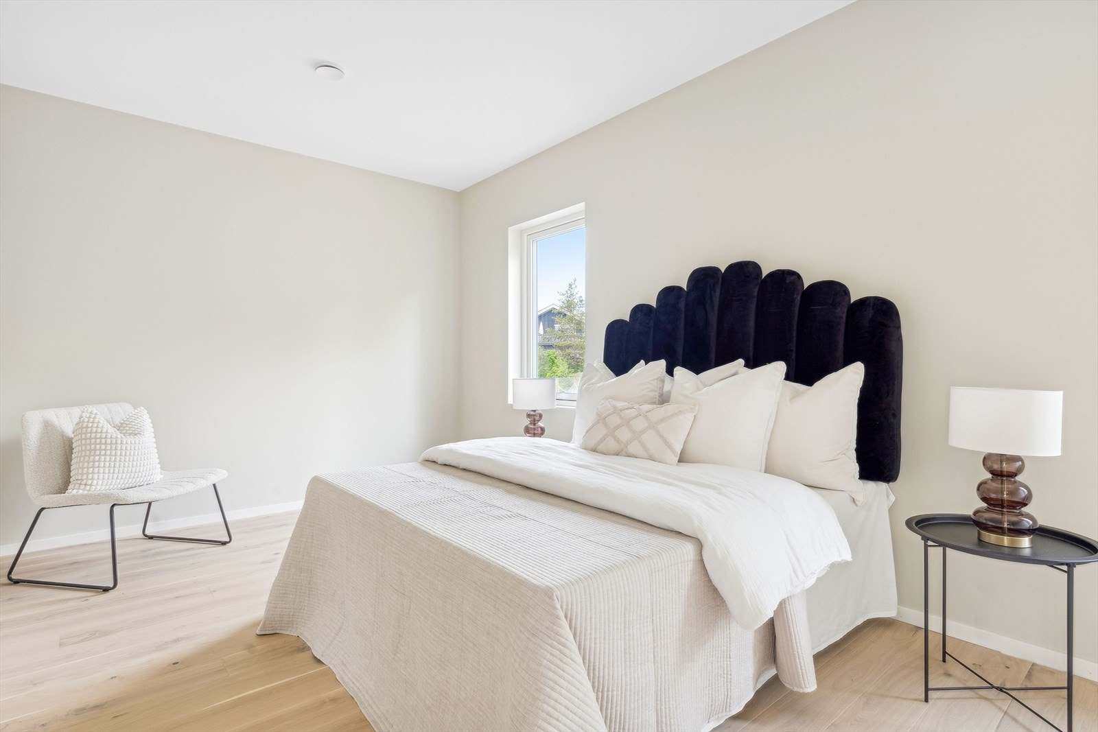 Stort hovedsoverom med god plass til garderobeløsninger. Galleribilde