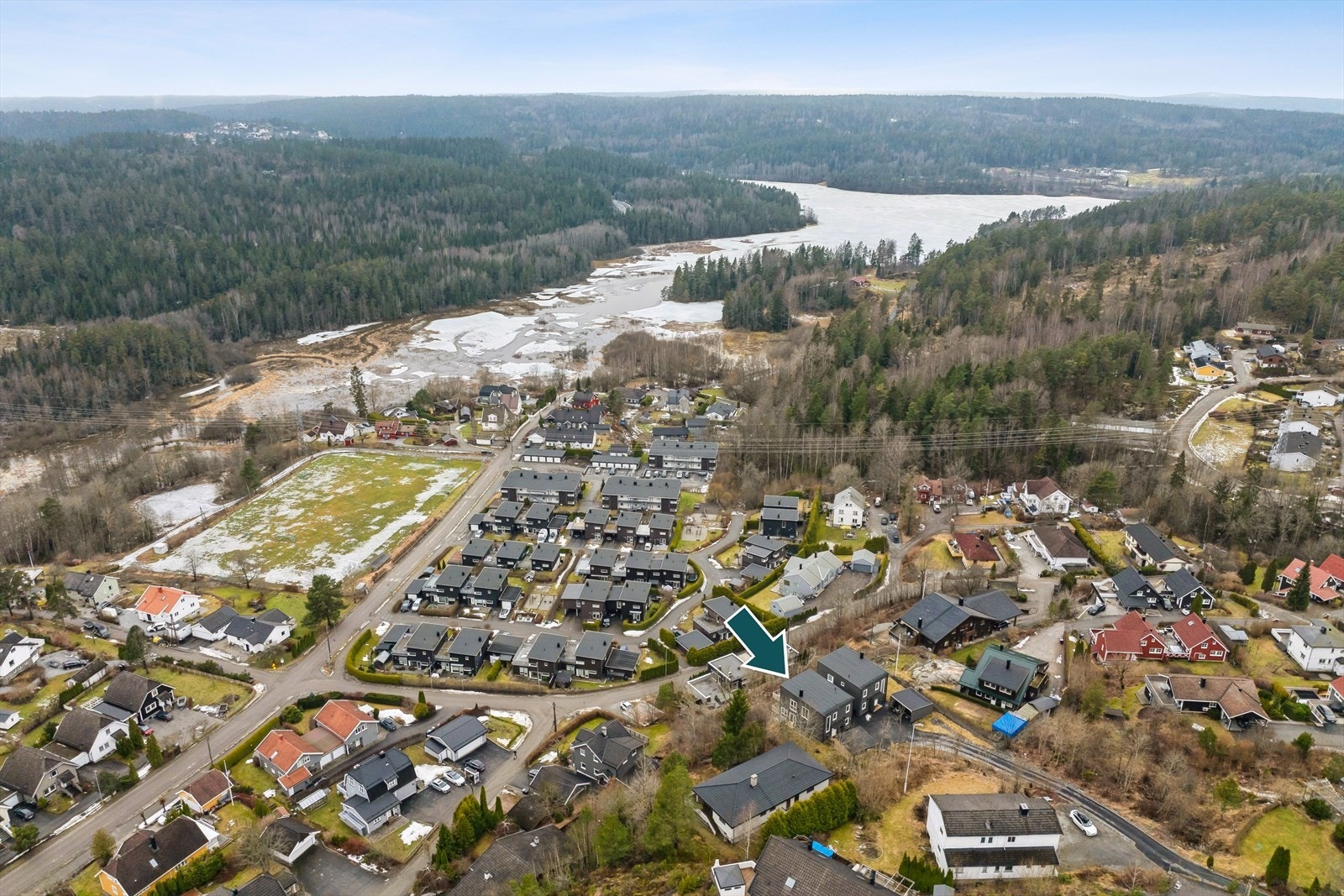 Tomten er opparbeidet med asfalt ved innkjøring og inngangsparti, hekk, beplantning, gressplen, noe fjell/naturtomt. Galleribilde