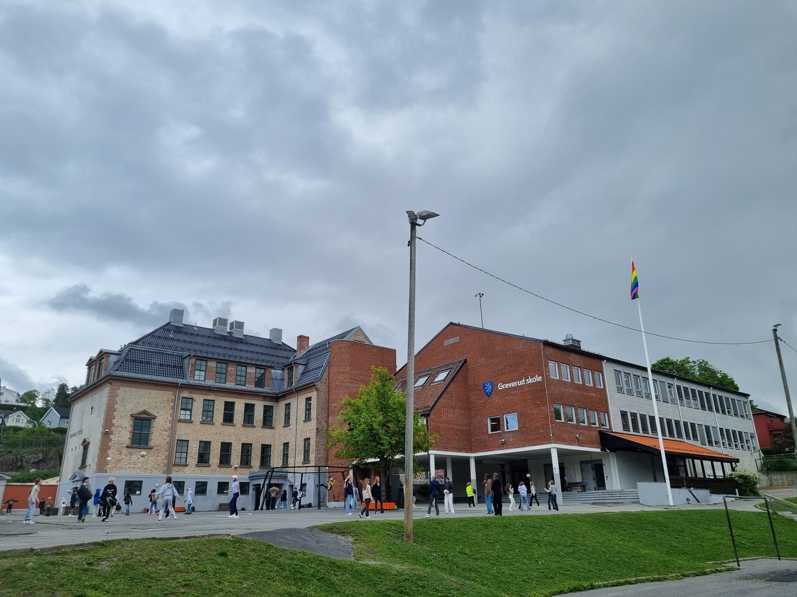 Kort vei til Greverud skole ( 5 min - snarvei - barna trenger ikke gå langs hovedvei) Galleribilde