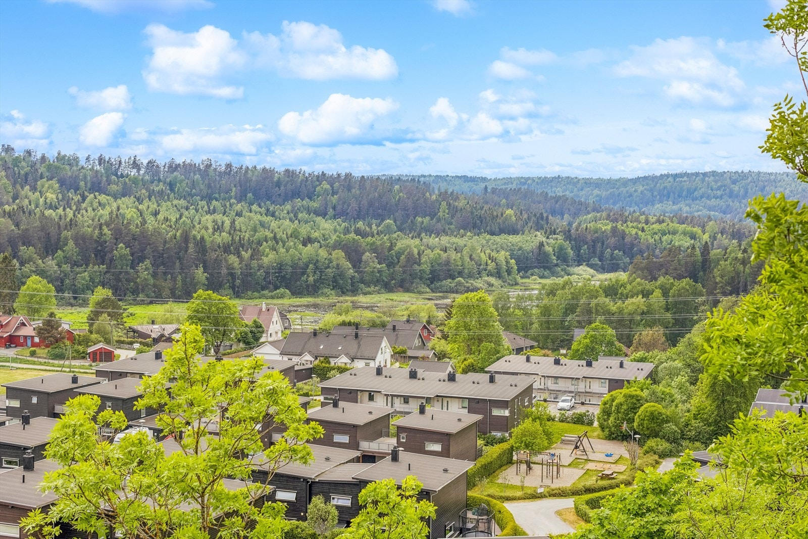 Området er ypperlig for barnefamilier, da det også er kort vei til lekeplasser, fotballbane, marka og flotte tur- og badeområder ved Tussetjern. Galleribilde
