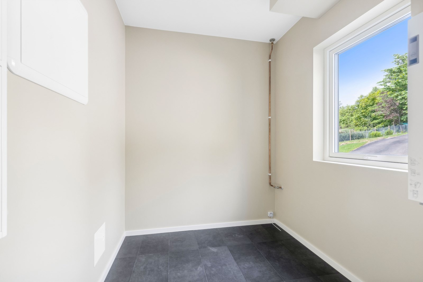 I tillegg til en stor utvendig bod, har boligen stort teknisk rom med mulighet for lagring. Kan også benyttes til kontor. Galleribilde