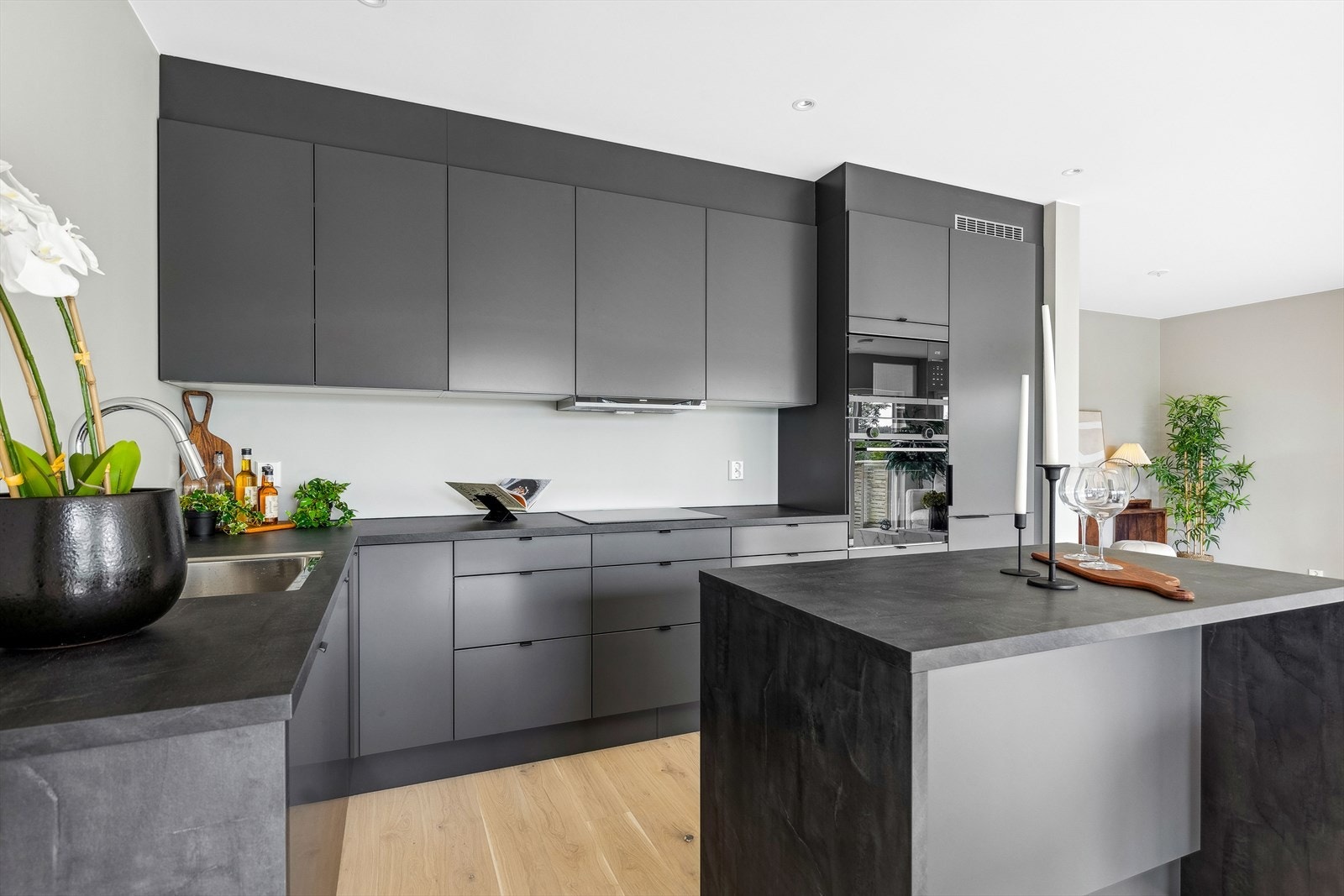 Boligen har et lekkert HTH kjøkken med glatte fronter og laminatbenkeplate. Galleribilde