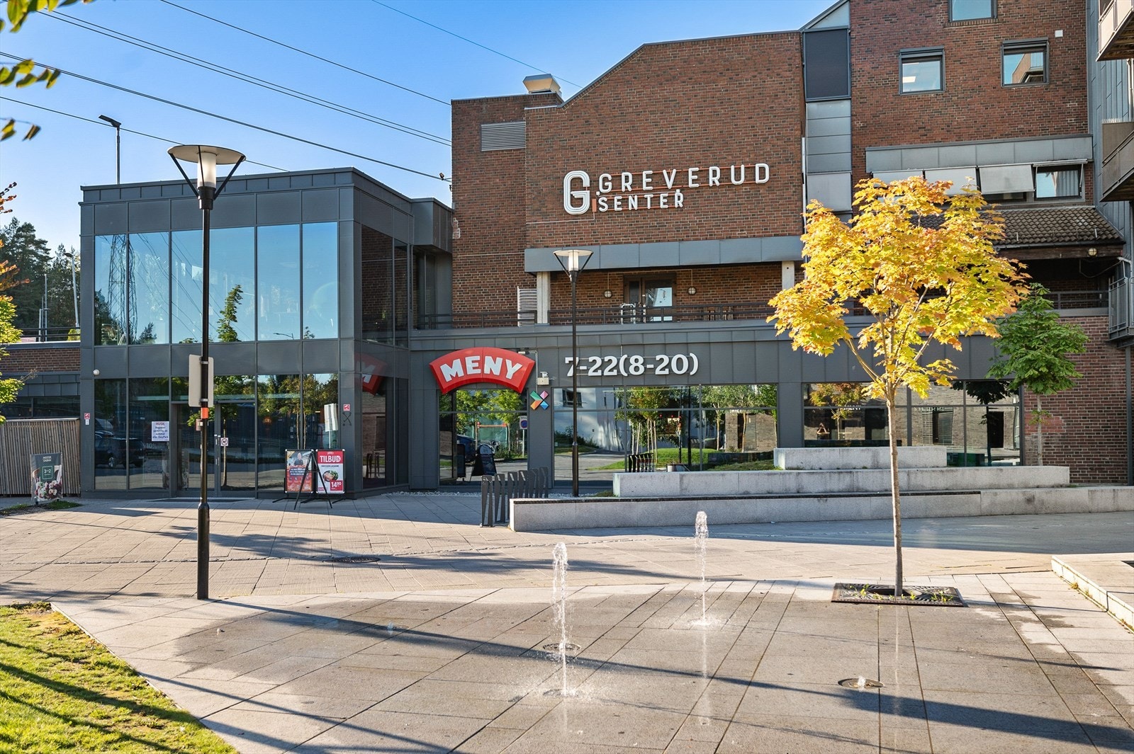 Greverudsenteret 6 minutters kjøretur fra boligen med apotek, blomsterbutikk, matbutikk, frisør, hundebutikk, lege, tannlege og treningssenter. Galleribilde