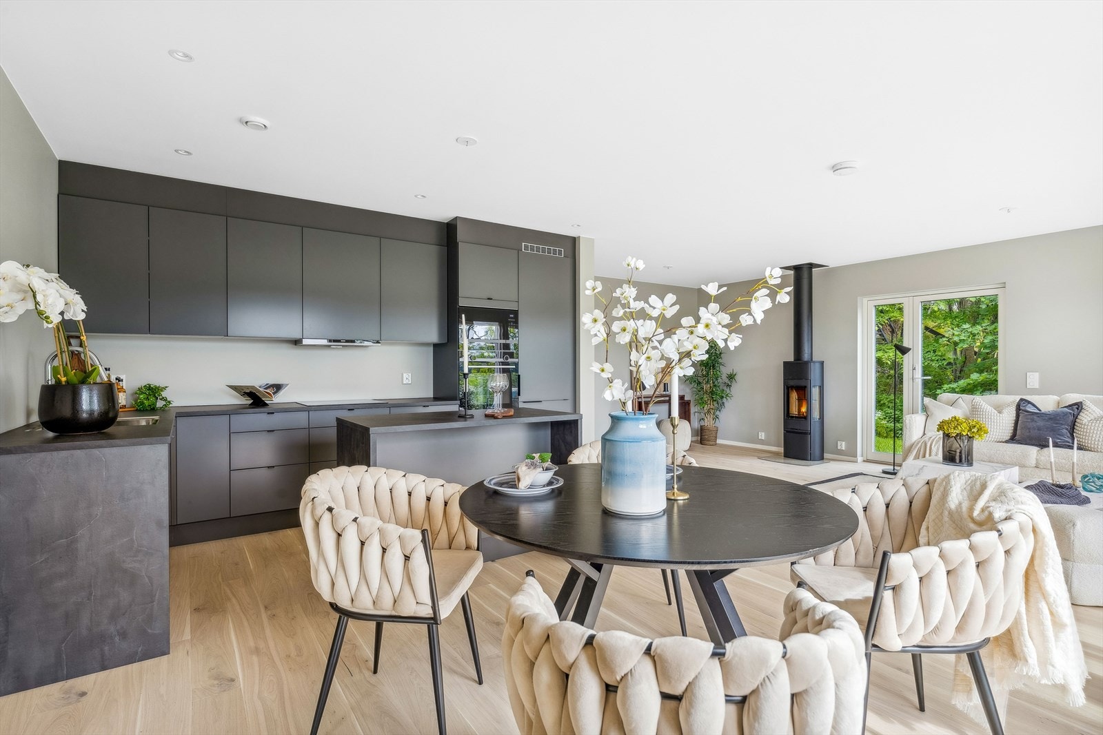 Kjøkkenet har integrerte hvitevarer som består av komfyr, platetopp, kjøleskap, fryseskap, micro og oppvaskmaskin (Siemens) Galleribilde