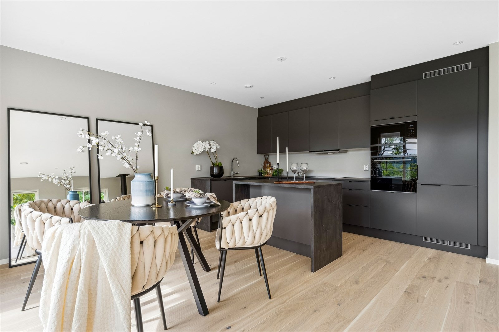 Her det det plass til spisebord og barstoler ved kjøkkenøy. Galleribilde