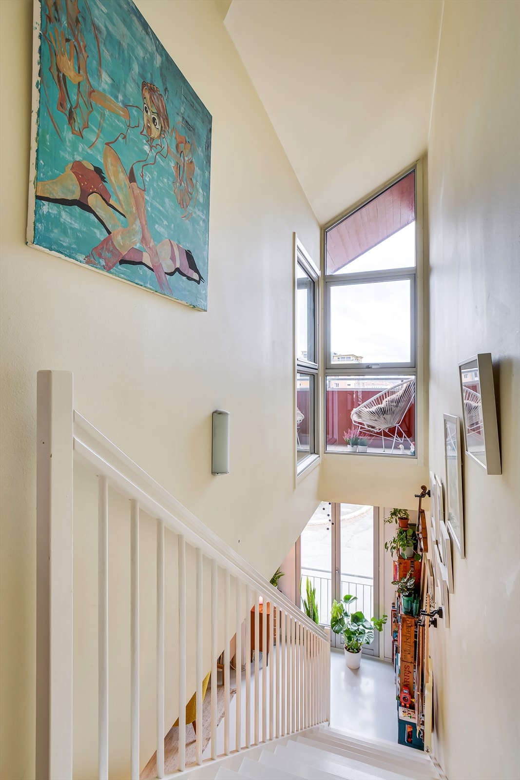 Trappegang med vindu som sikrer gode lysforhold Galleribilde