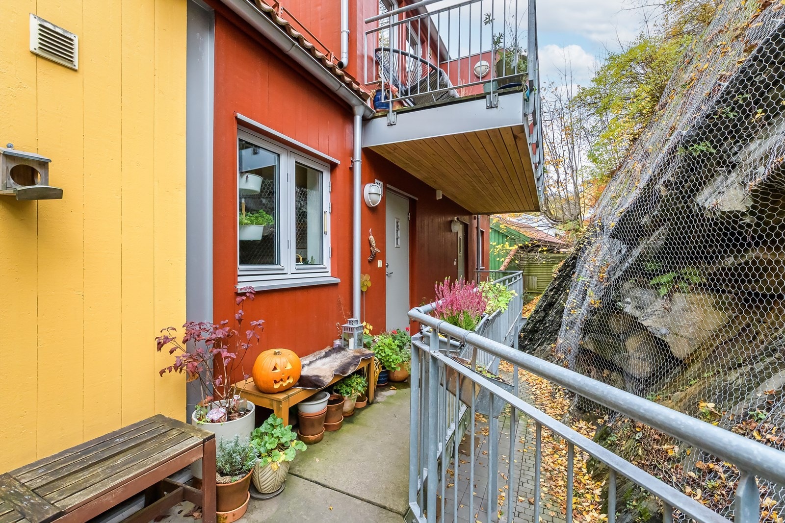 Innbydende inngangsparti hvor man fint kan plassere blomster og planter Galleribilde