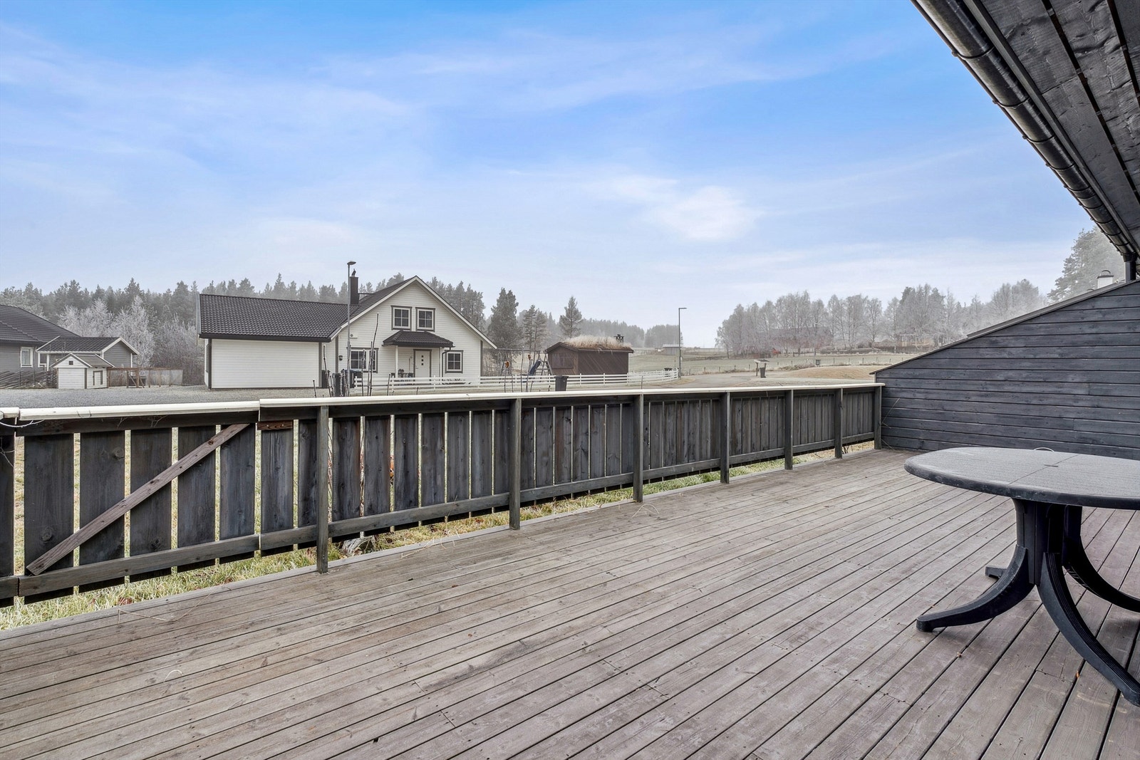 Terrassen har gode solforhold og er utstyrt med en markise for skjerming. Galleribilde