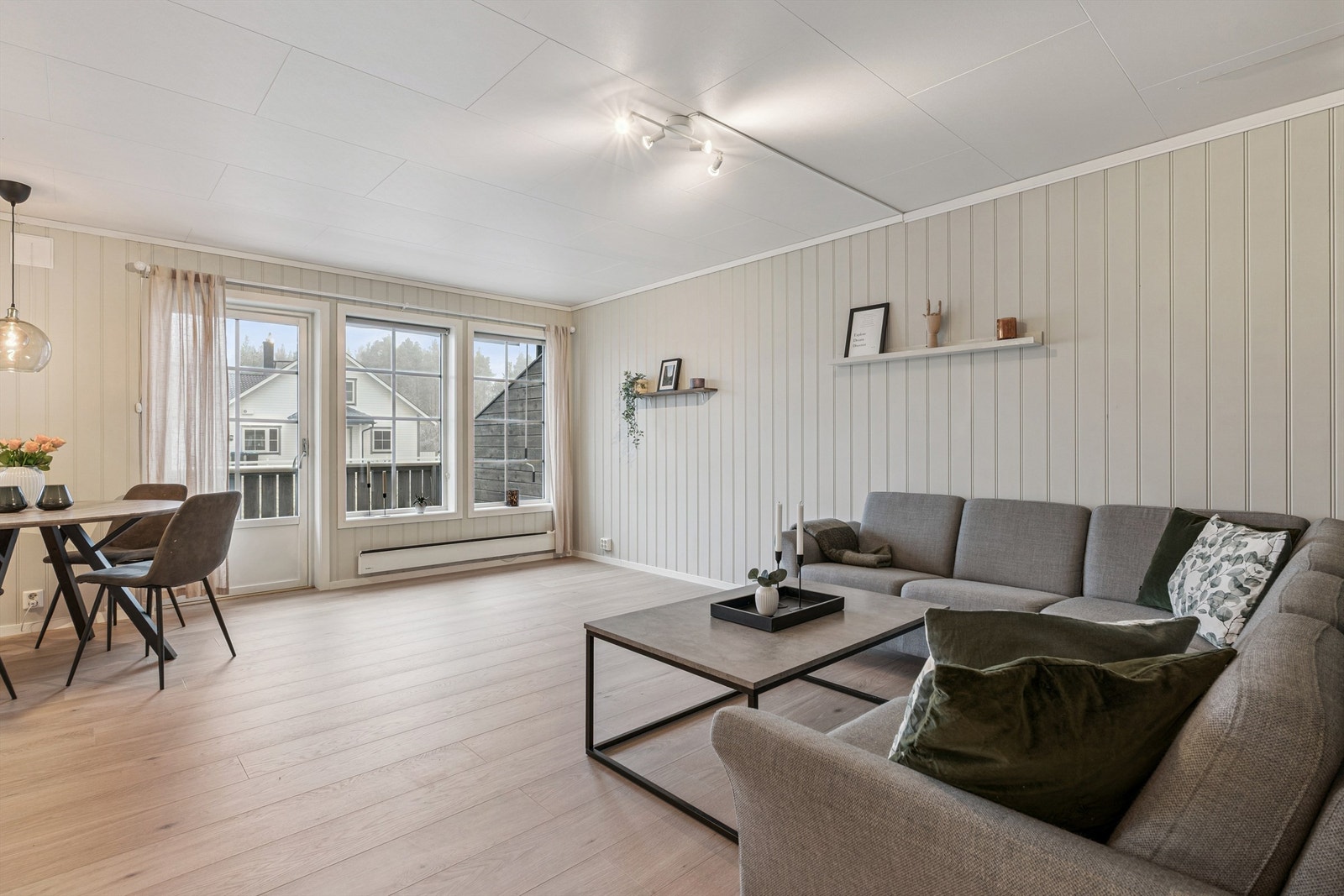 De store vindusflatene gir godt med naturlig lys og fra stuen er det direkte utgang til en stor, vestvendt terrasse. Galleribilde