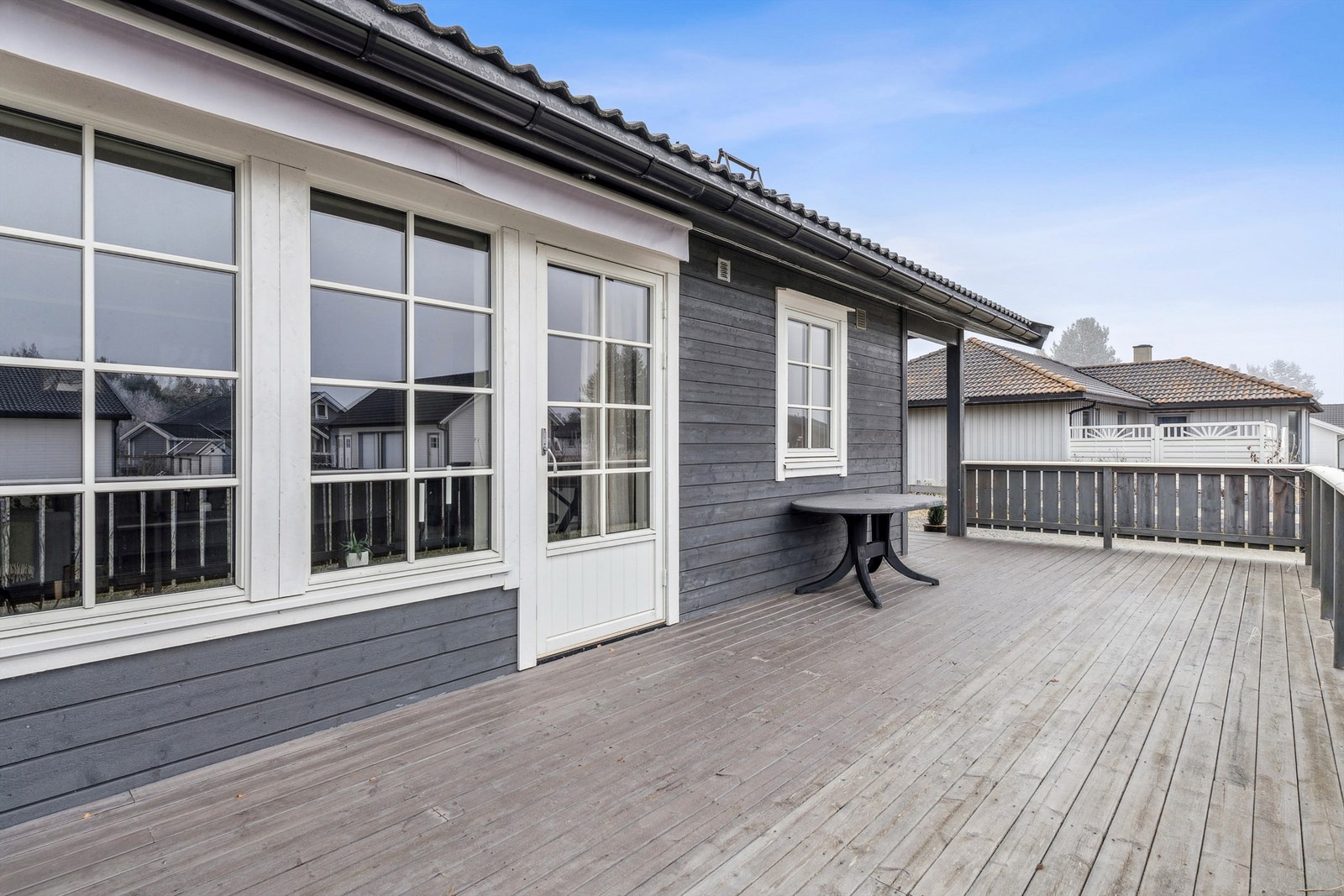 Terrassen går over to sider av boligen og er tilknyttet inngangspartiet. Galleribilde