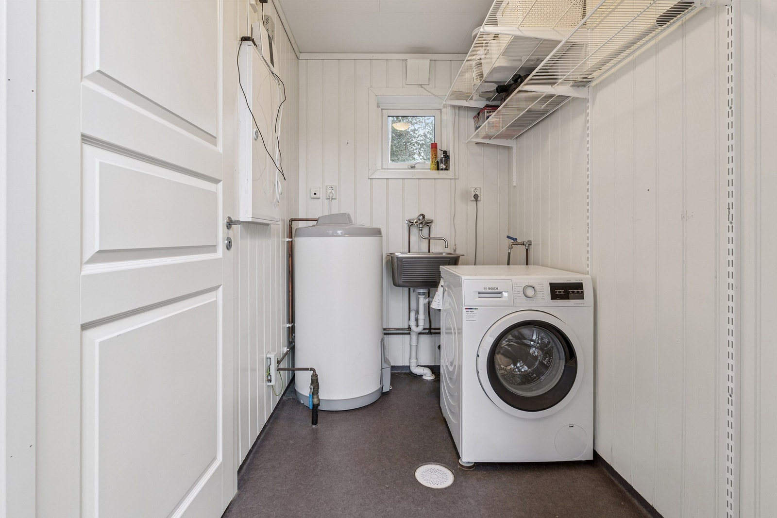 Praktisk vaskerom med egen inngang, opplegg for vaskemaskin og varme i gulvet. Galleribilde