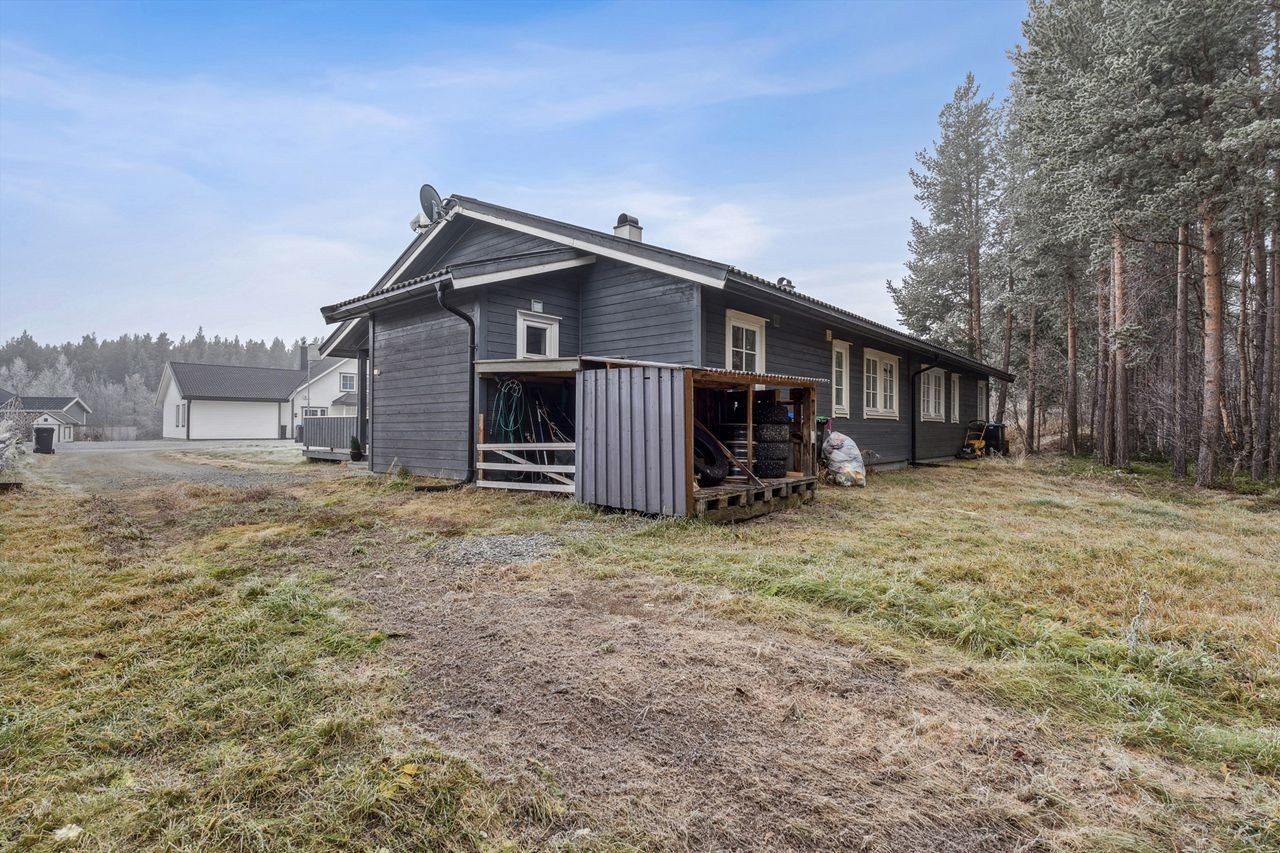 Biloppstillingsplass rett utenfor boligen. Galleribilde