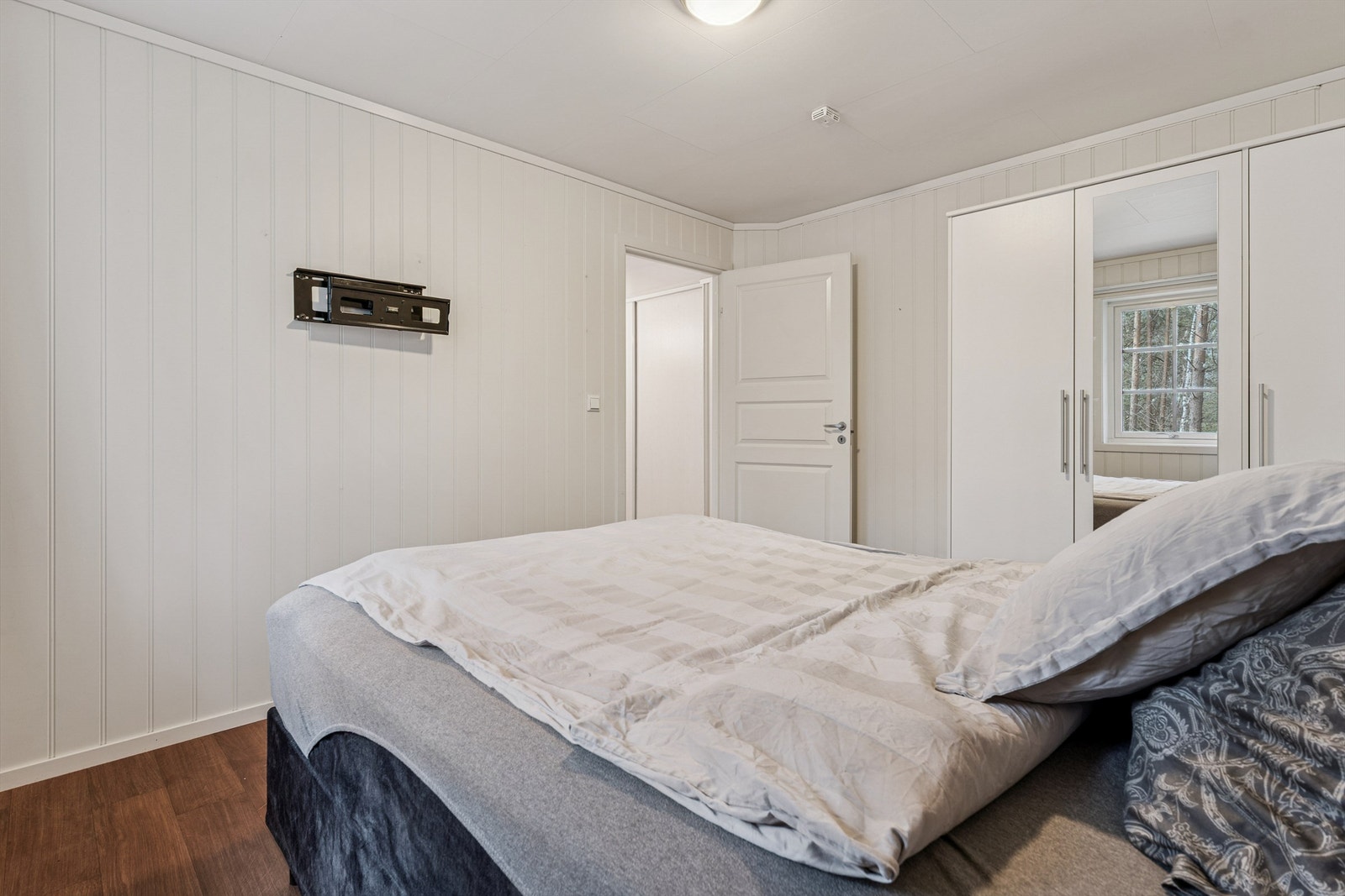 Rommet er innredet med en praktisk garderobeløsning for god oppbevaring. Galleribilde