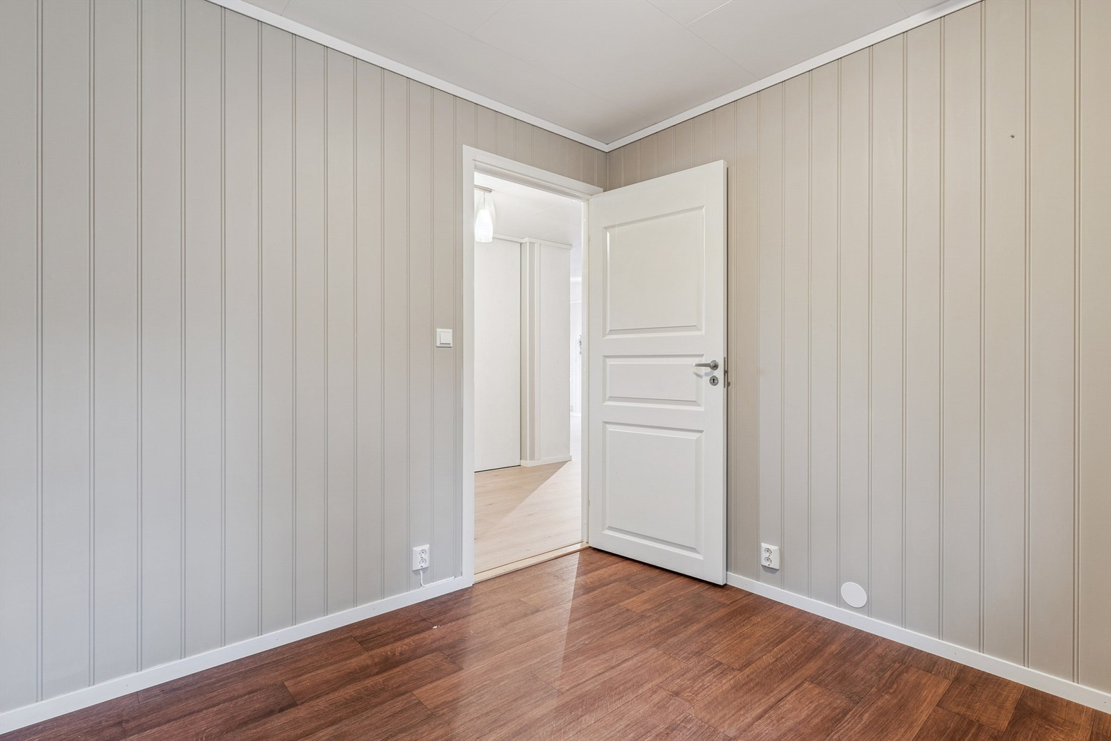 Soverommene er praktisk plassert adskilt fra de sosiale sonene i boligen. Galleribilde