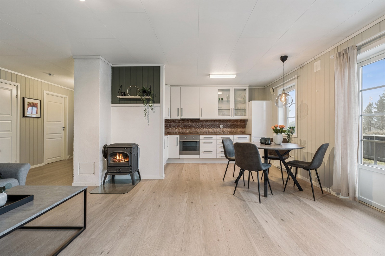 God og luftig romløsning med god plass til spisebord. Galleribilde