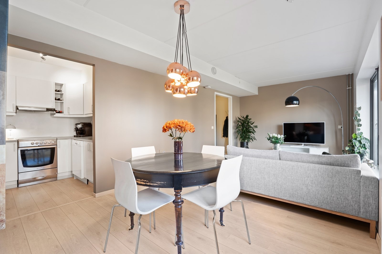 Åpen løsning mellom stue og kjøkken gir en sosial atmosfære. Galleribilde