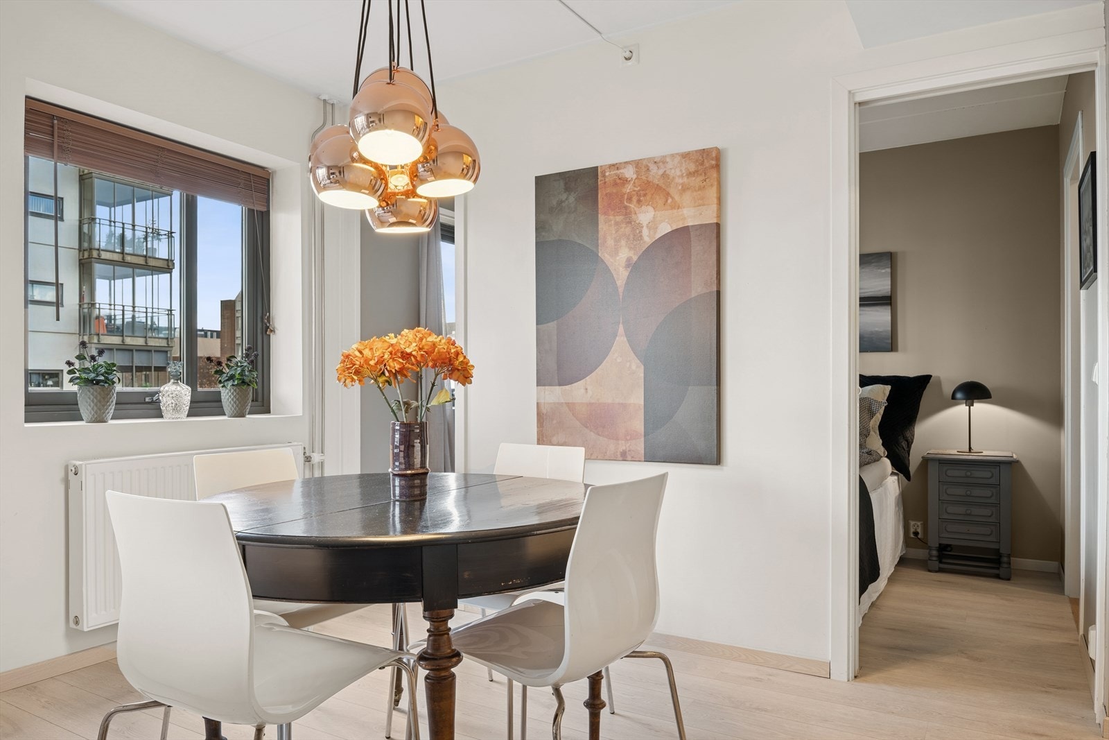 Lyst oppholdsrom med store vinduer som gir rikelig med naturlig lys. Direkte tilgang til soverommet gir en praktisk romløsning. Galleribilde