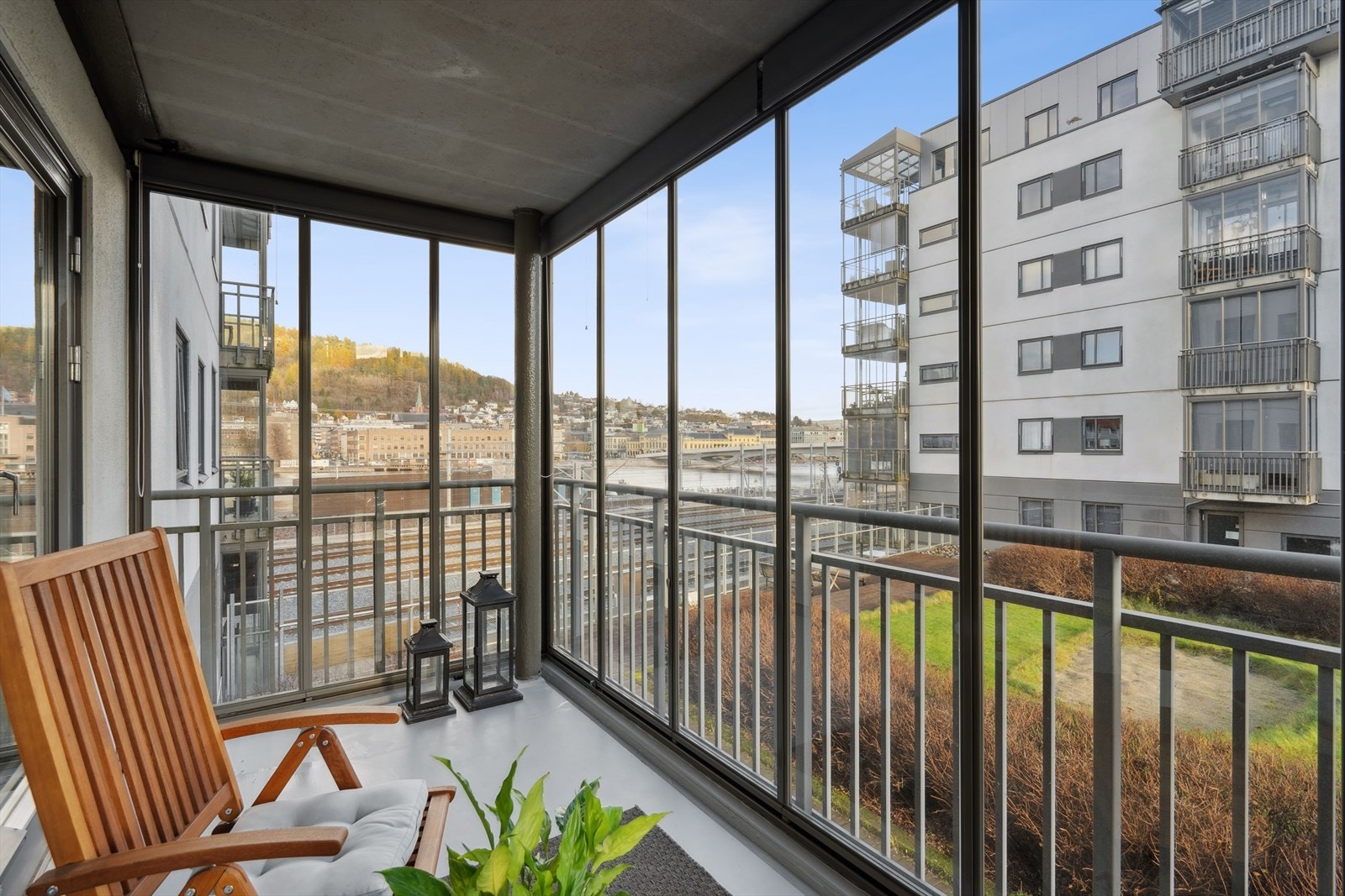 Innglasset balkong på ca. 8 m2 med betong, stål og aluminium gir utsyn over nærområdet. Galleribilde