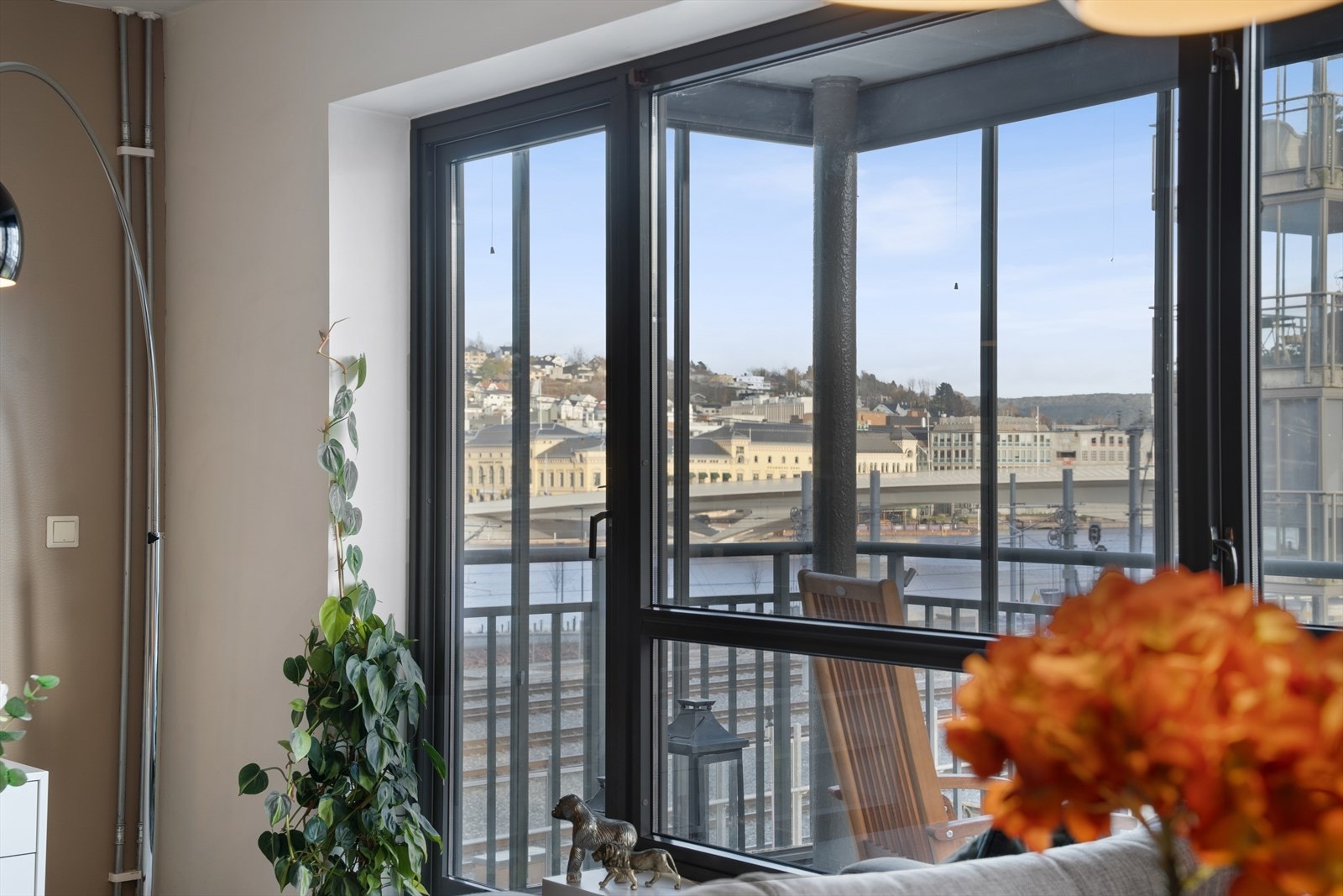 Store vindusflater gir utsikt over byområdet og slipper inn rikelig med dagslys. Galleribilde