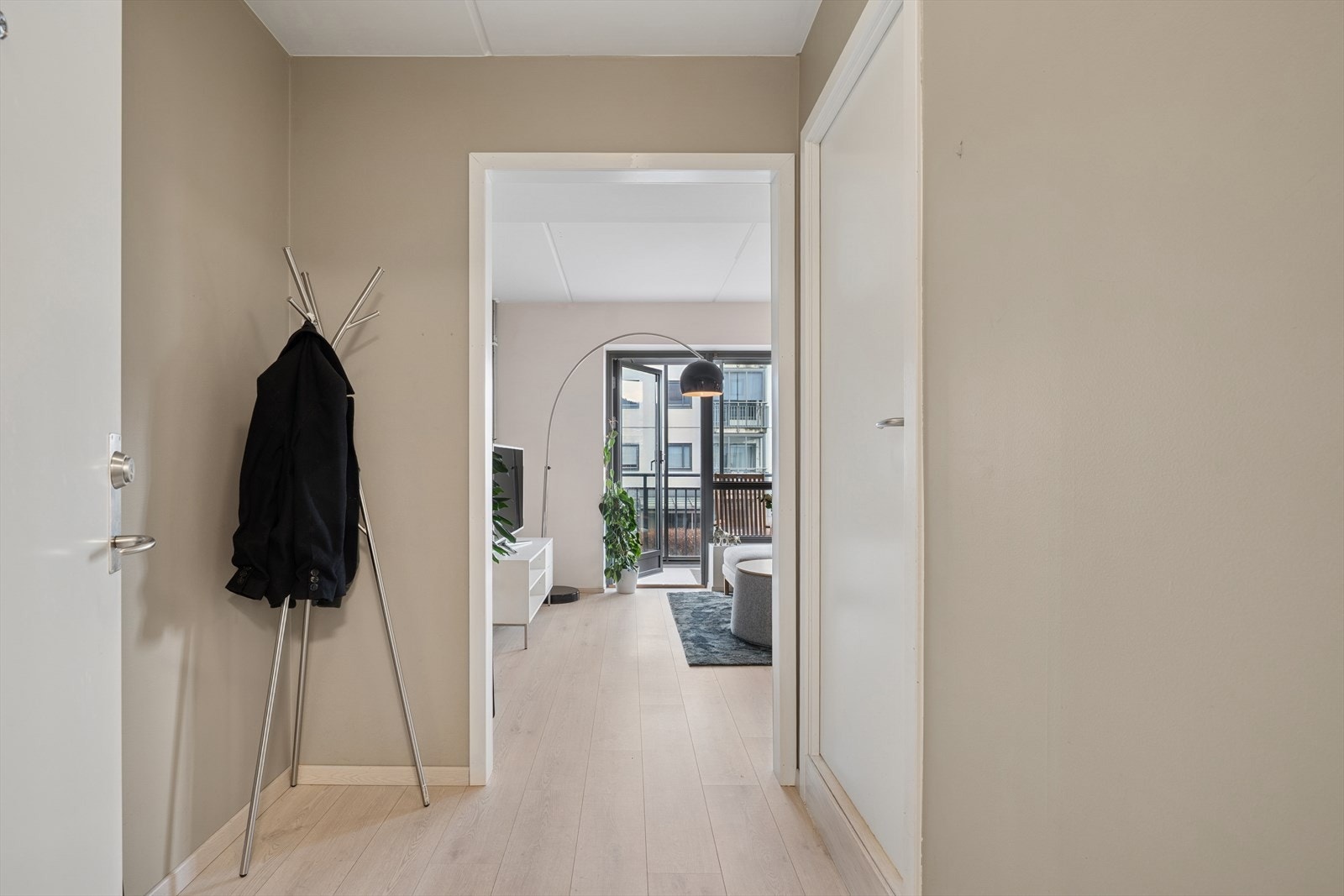 Direkte forbindelse fra entréen til stuen gir en åpen og funksjonell planløsning. Galleribilde