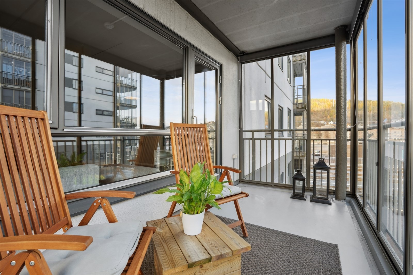 Innglasset balkong på 8 m² gir et skjermet uteområde med skyvevinduer i glass og aluminium. Galleribilde