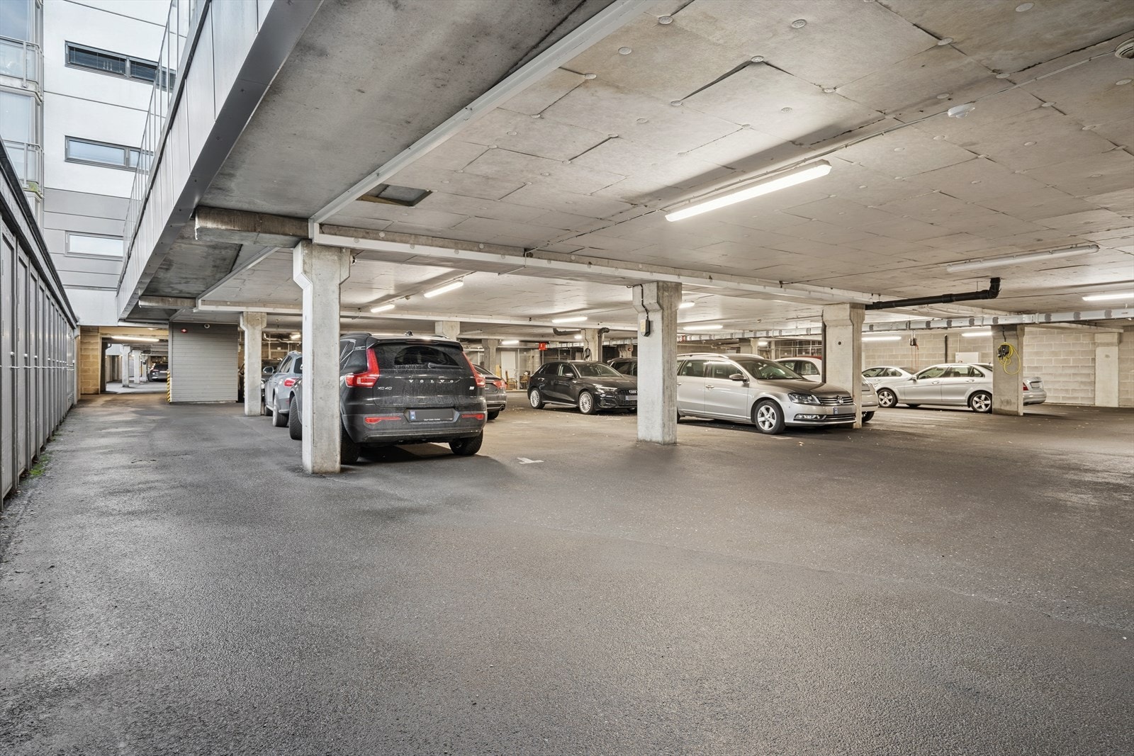 Egen parkeringsplass i felles garasjeanlegg med elbillader. Galleribilde