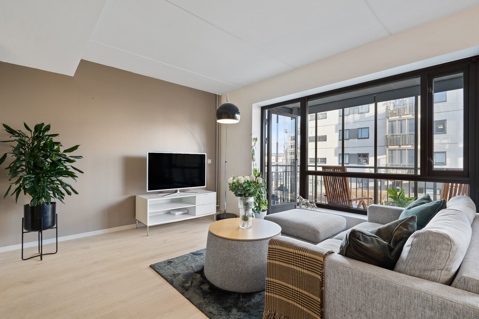 Plassering av TV og sittegruppe gir en naturlig sonedeling i stuen. Galleribilde