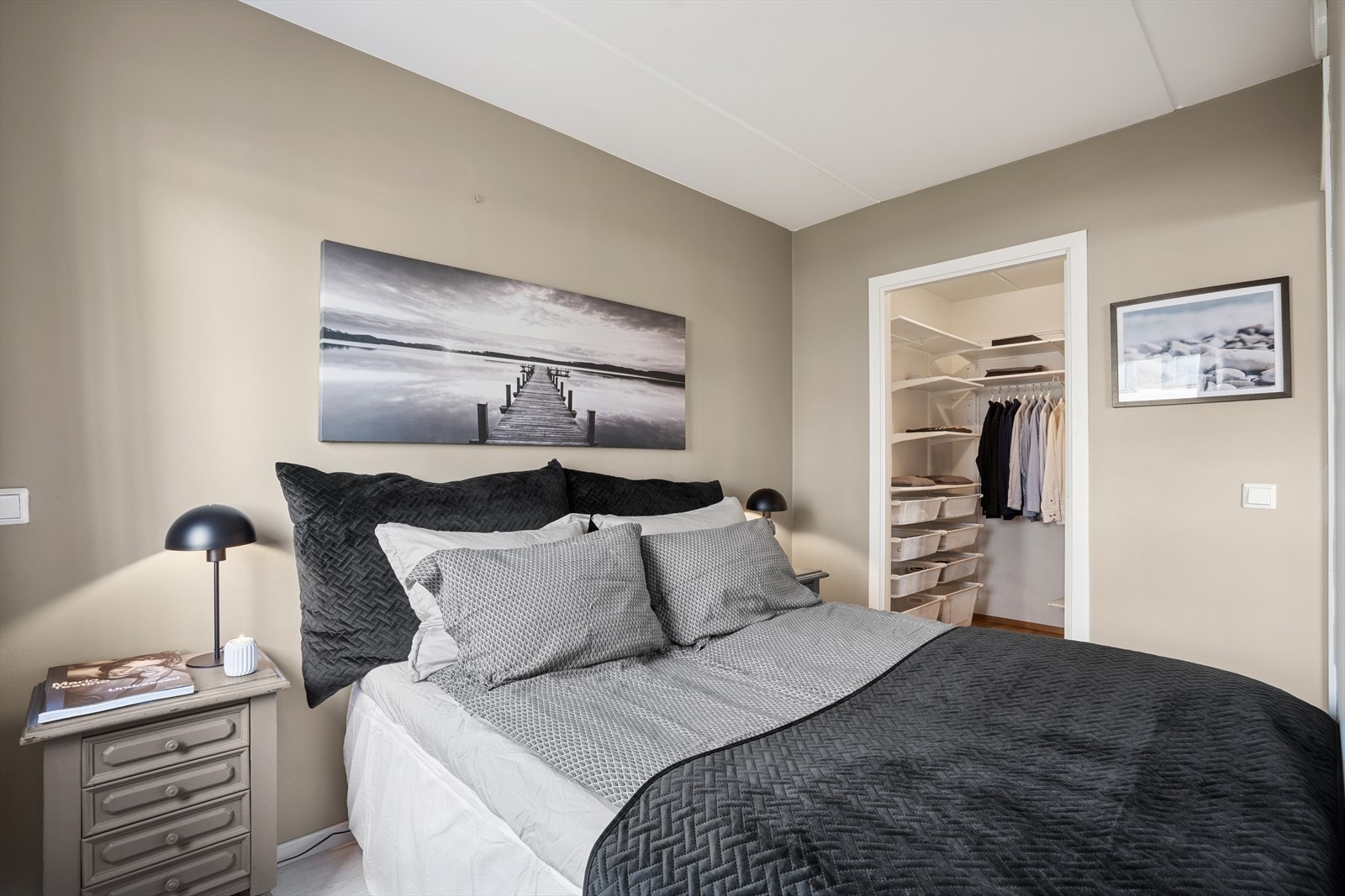 Soverommet har slette malte vegger malt i behagelig og tidløs farge. Galleribilde