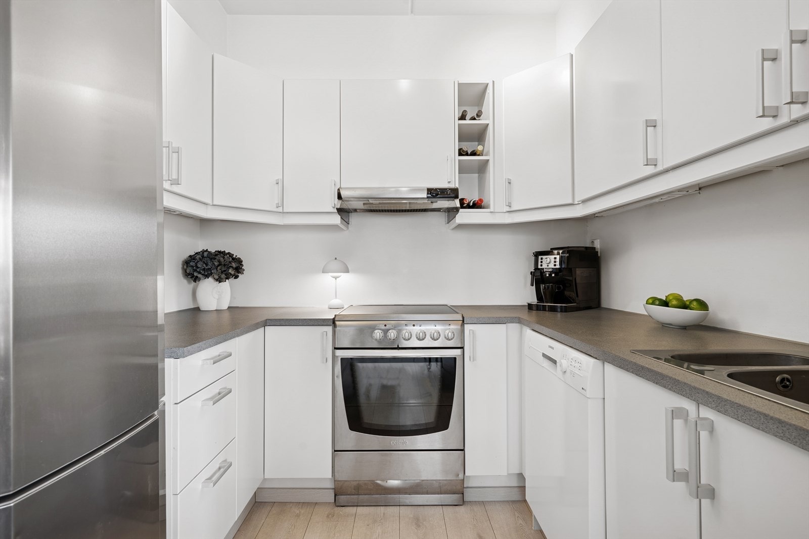 Kjøkkenet har god skap- og benkeplass Galleribilde