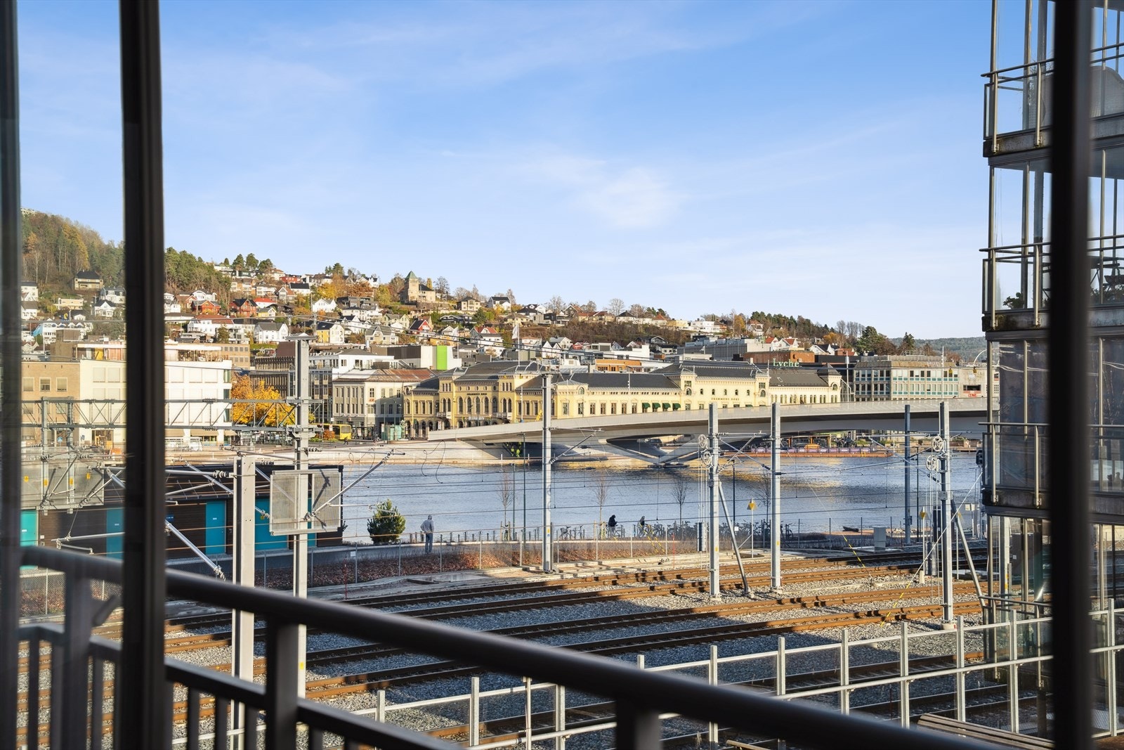Utsikt over elven og byen fra innglasset balkong. Galleribilde