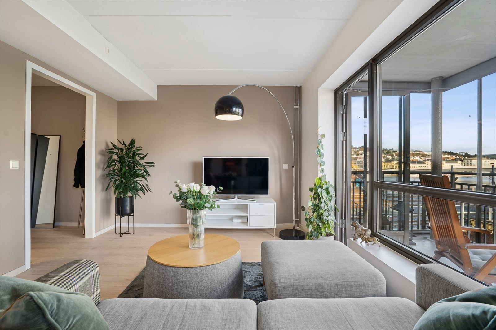 Utgang til innglasset balkong fra stuen. Galleribilde