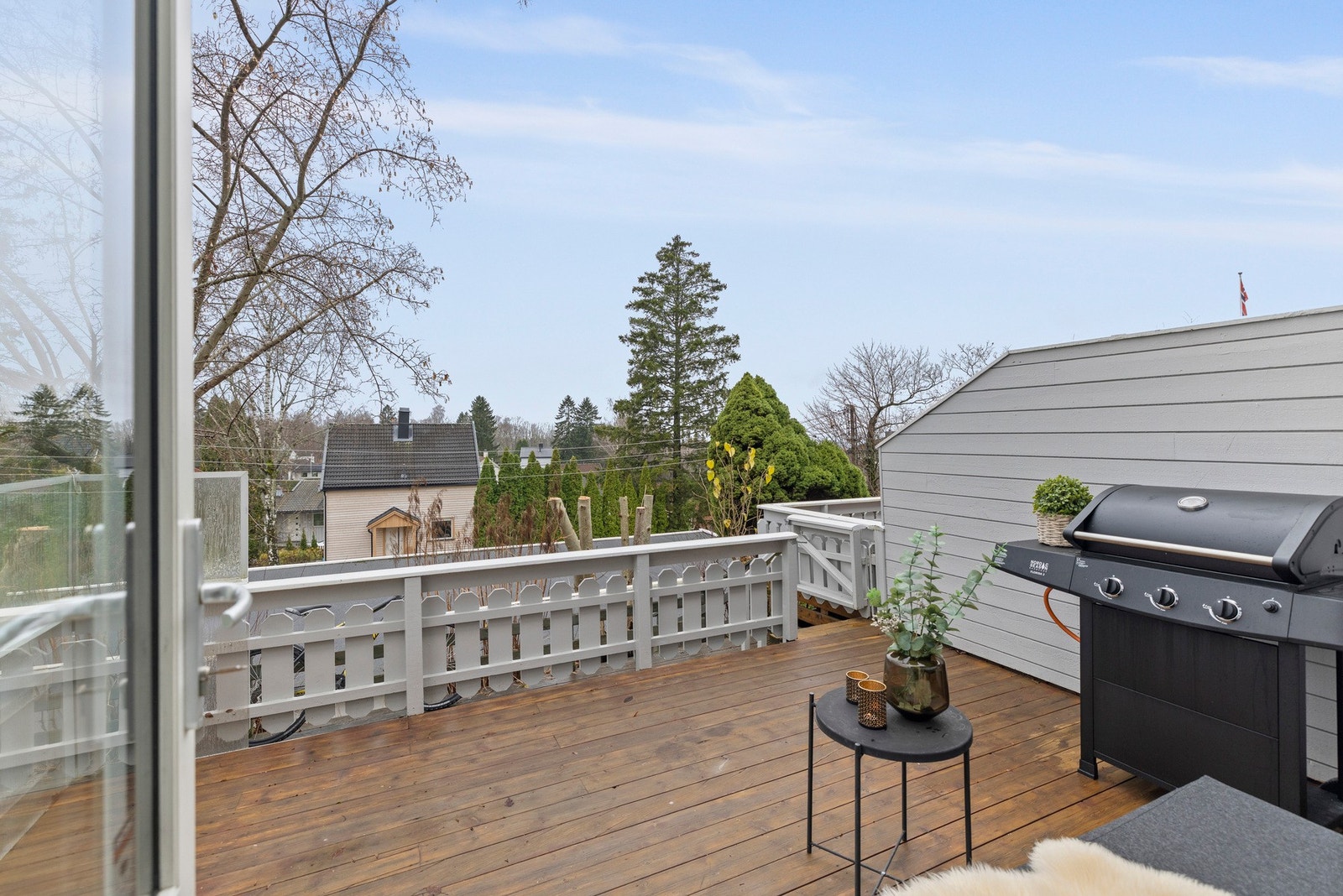 Terrassen har en romslig størrelse på cirka 21 m² Galleribilde