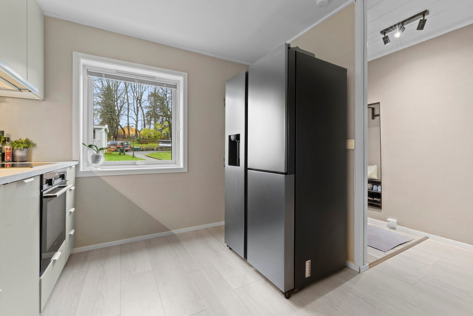 Hvitevarene inkluderer integrert platetopp, komfyr og oppvaskmaskin, samt et frittstående kjøl/frys Galleribilde