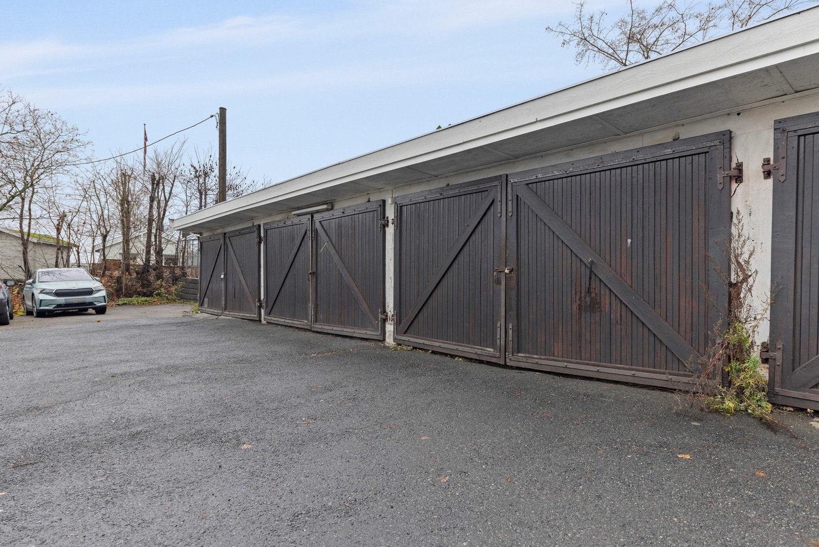 Boligen disponerer en garasjeplass i fellesrekke med mulighet for å installere elbillader Galleribilde