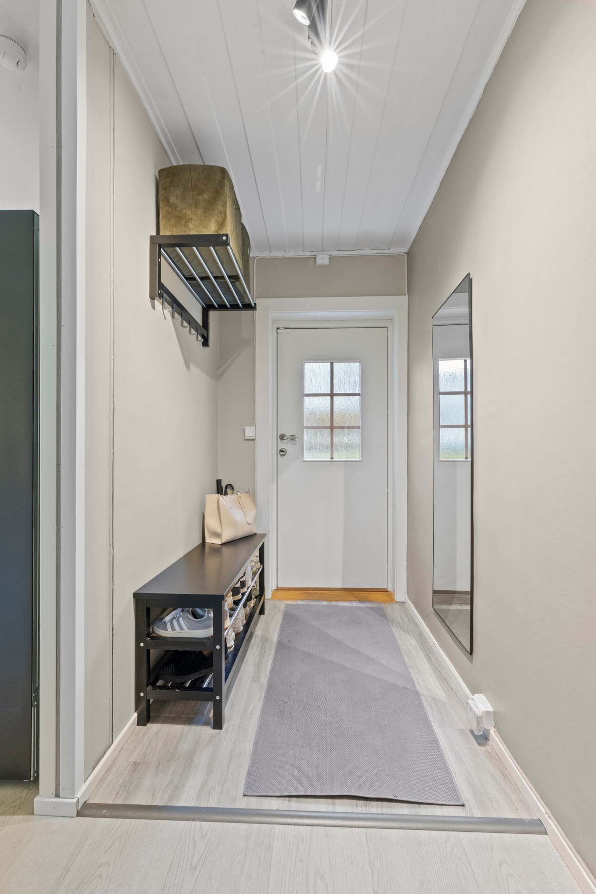 Entreen er tilpasset for å kunne organisere yttertøy og sko, med mulighet for å integrere oppbevaringsløsninger etter behov Galleribilde