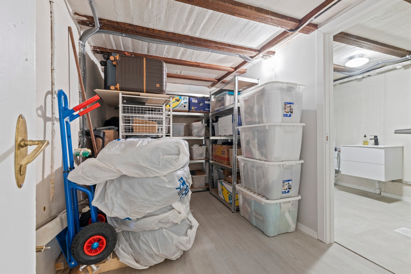 Romslig bod i kjelleren Galleribilde