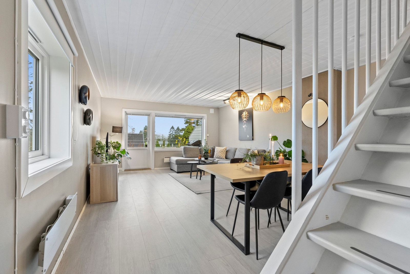 Stuen har en romhøyde på 2,37 meter og store vindusflater som bidrar til en luftig og romslig atmosfære Galleribilde