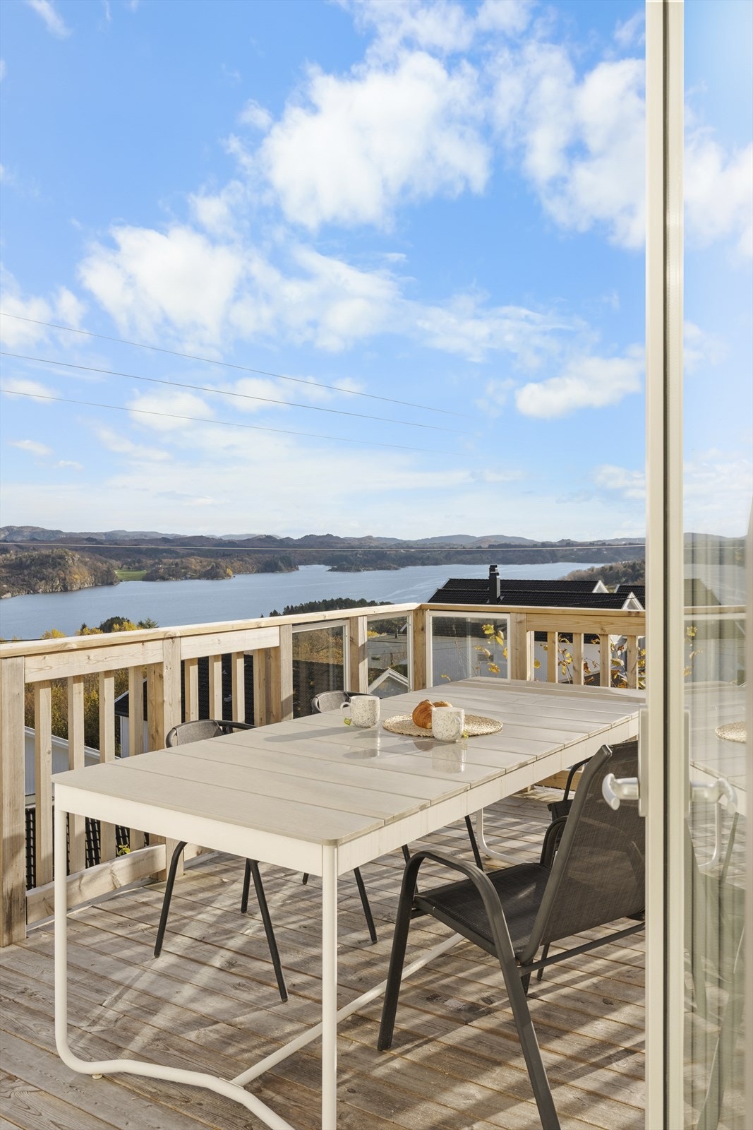 Fra stuen er det utgang til terrassen Galleribilde