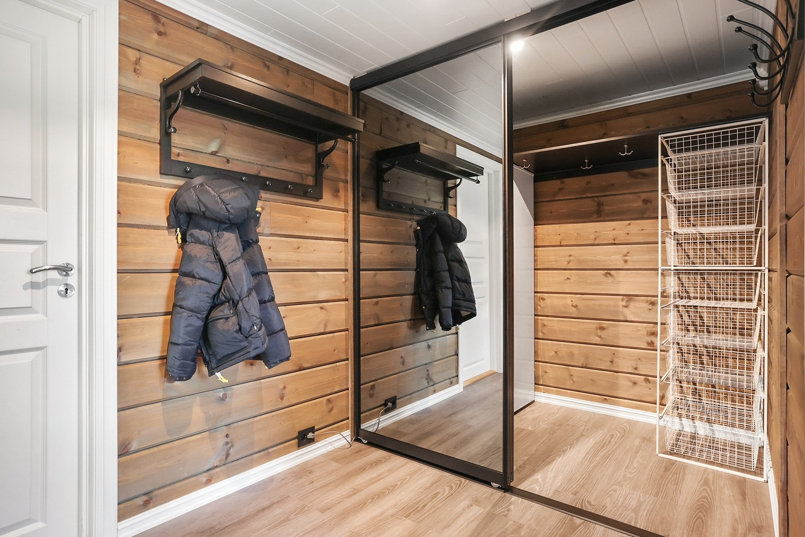 Entré med skyvedørsgarderobe som har bra med oppbevaringsmuligheter Galleribilde